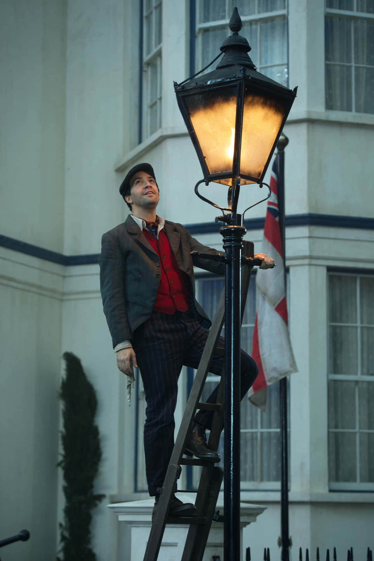 Lamplighter_on_ Duty_ Mary_ Poppins_ Returns Wallpaper