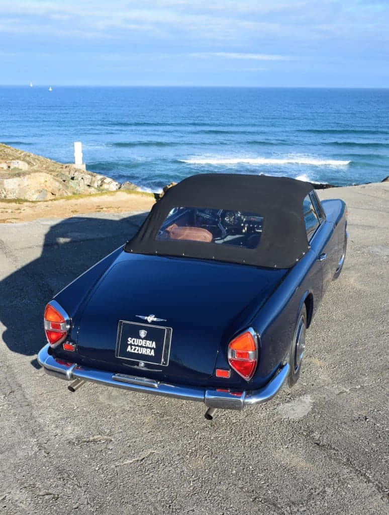 Lancia Flaminia Convertible Aan Zee Achtergrond