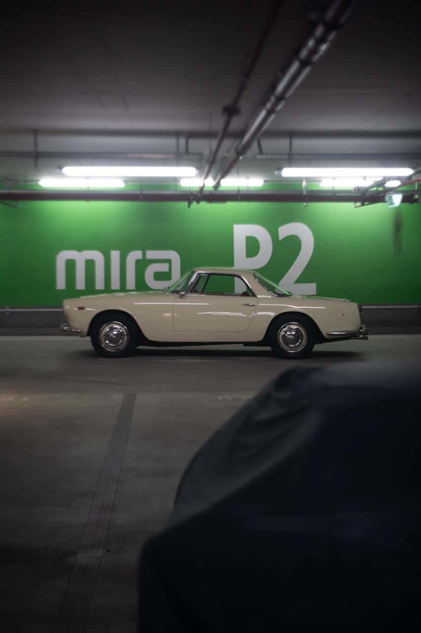 Lancia Flaminia Coupe Geparkeerd In Garage Achtergrond