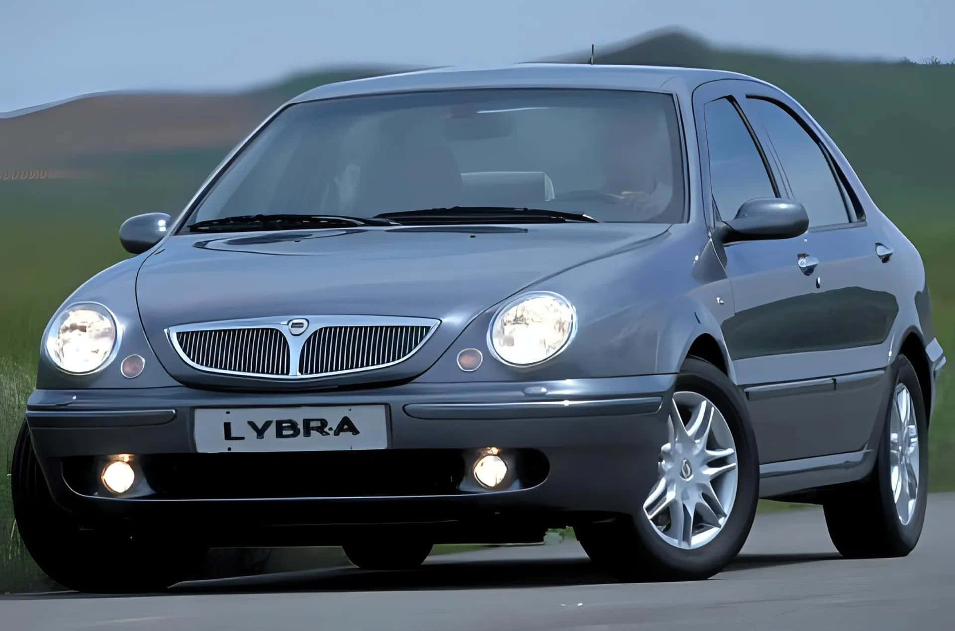 Lancia Lybra Sedan Op De Weg Achtergrond