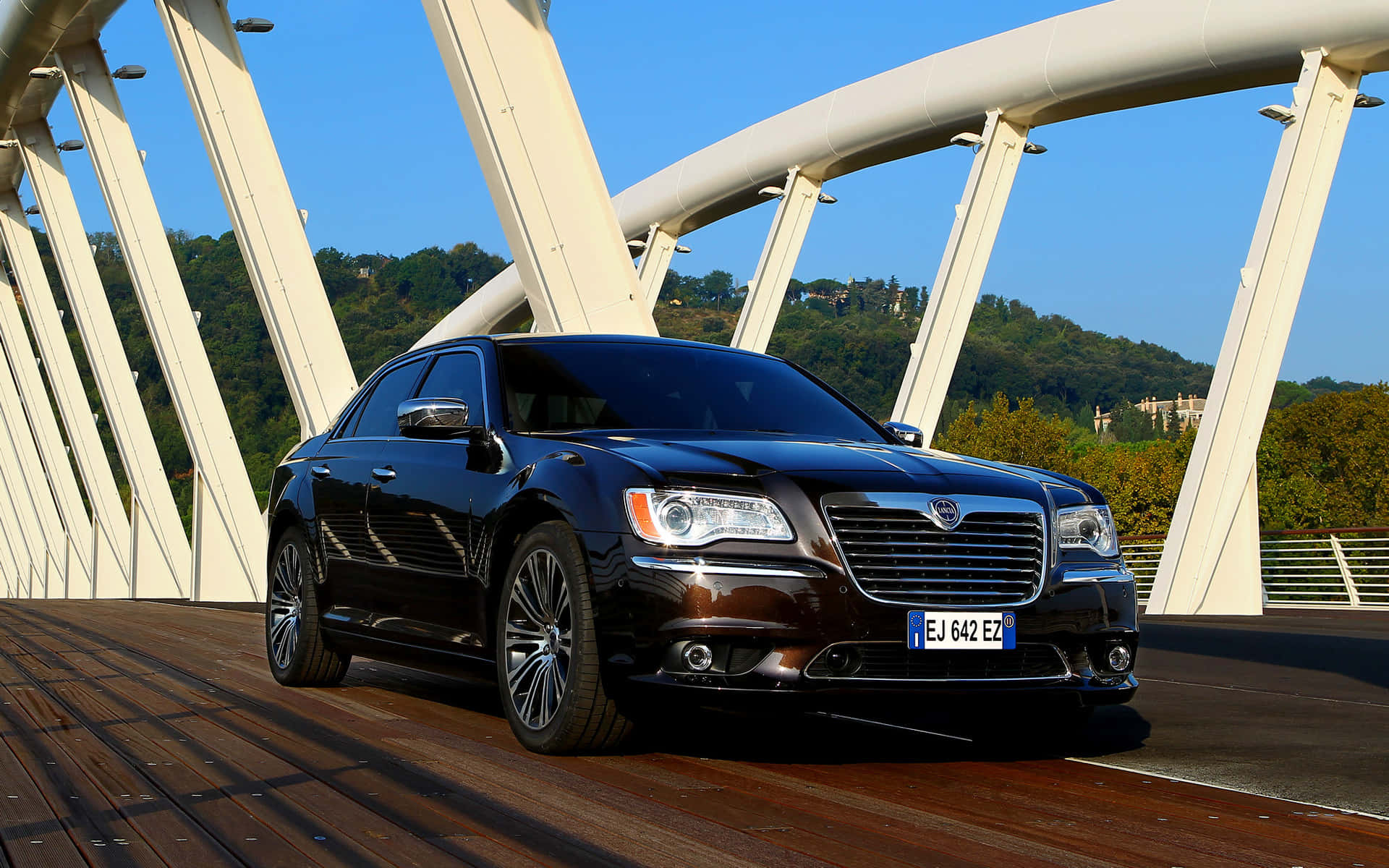 Lancia Thema Noire Sur Un Pont Fond d'écran