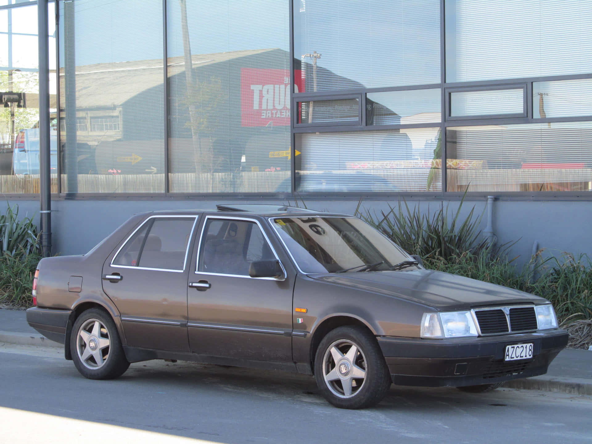 Lancia Thema Garée Dans La Rue Fond d'écran