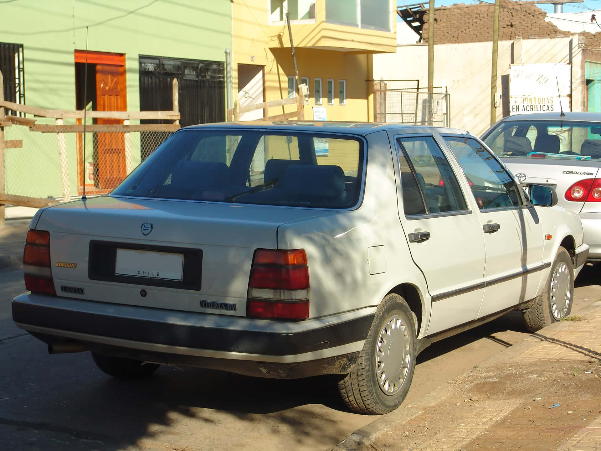 Lancia Thema Garée Dans La Rue Fond d'écran