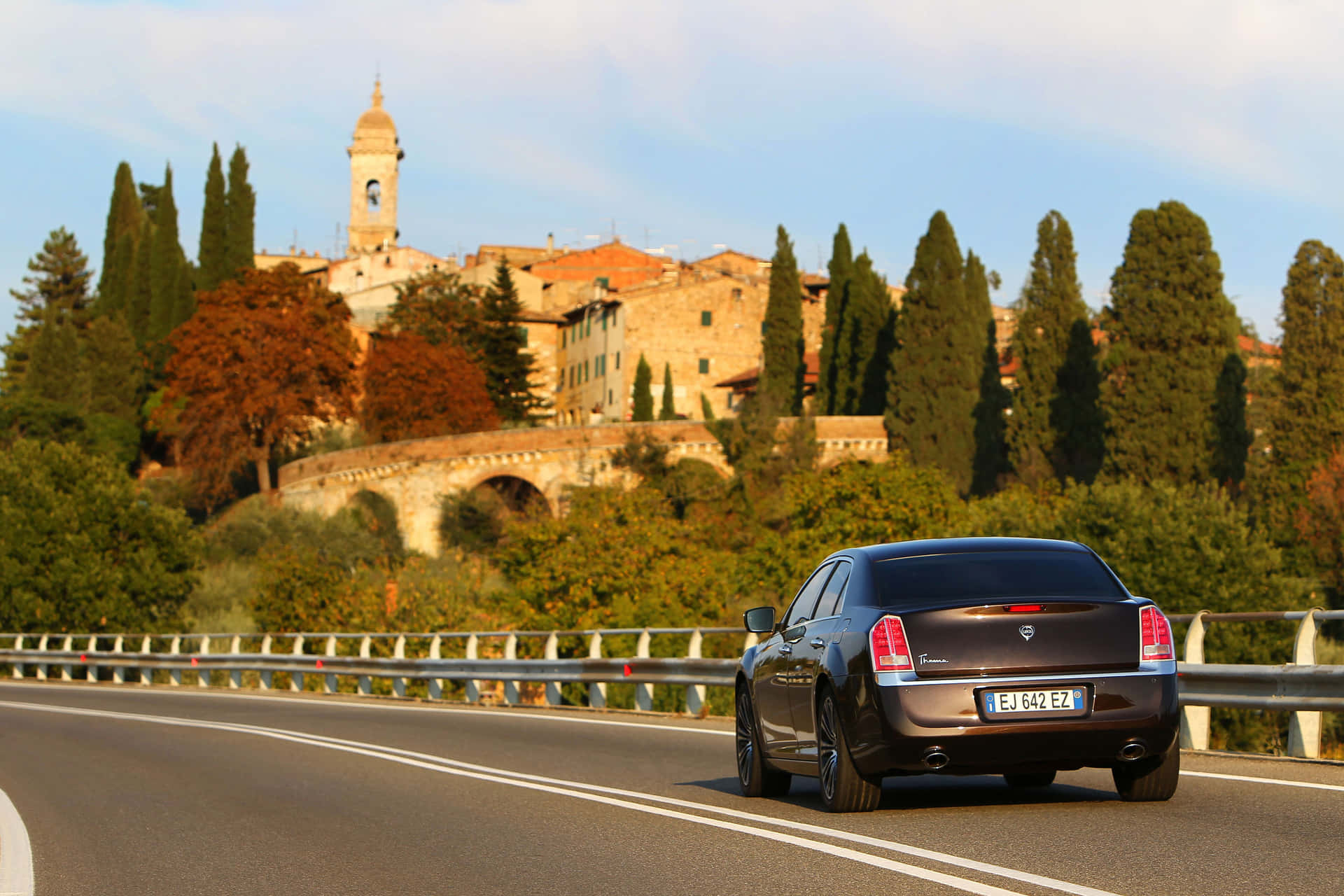 Lancia Thema En Conduite Panoramique Fond d'écran