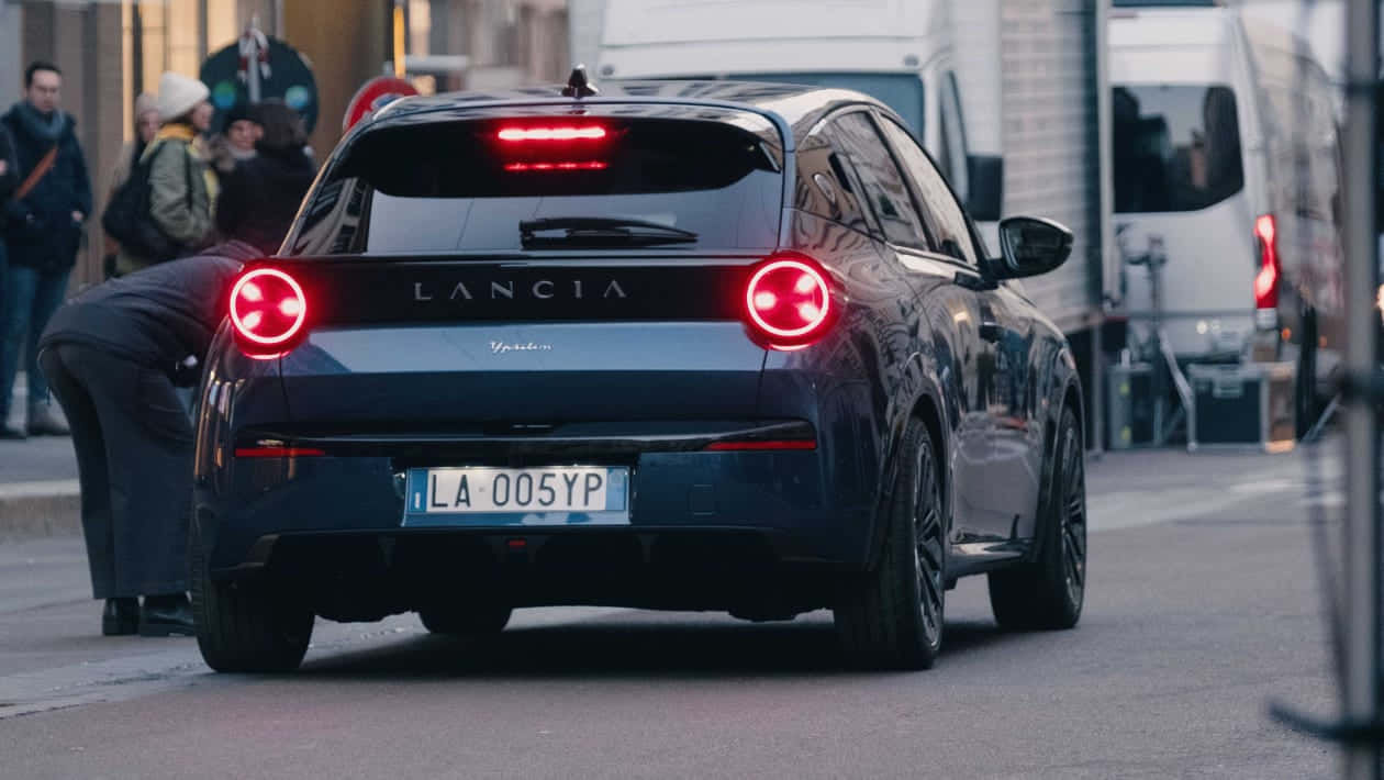 Vue Arrière De Lancia Ypsilon Dans La Rue Fond d'écran