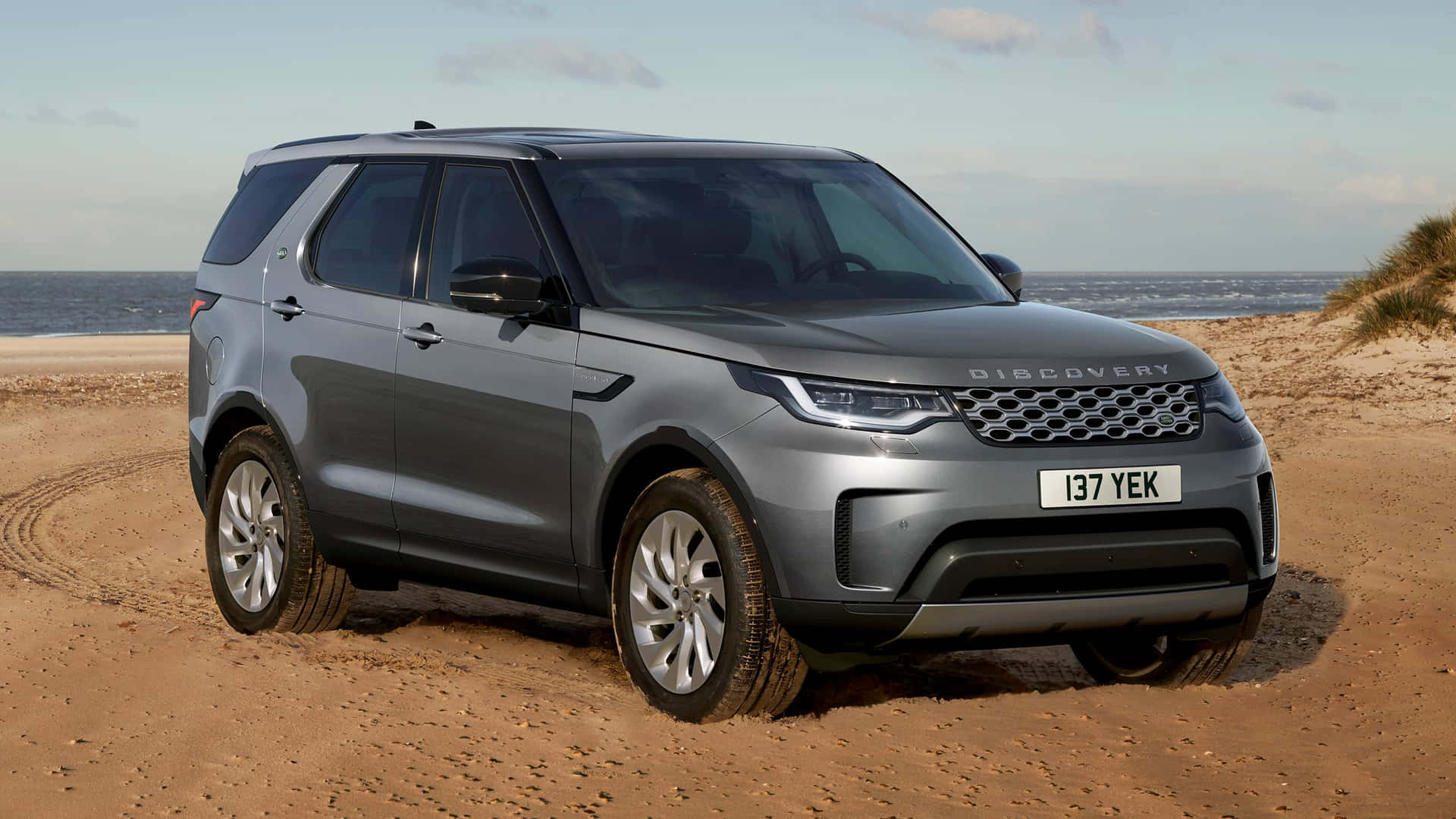 Land Rover Discovery 2023 Yang Kuat Menaklukkan Lanskap Off-road Wallpaper