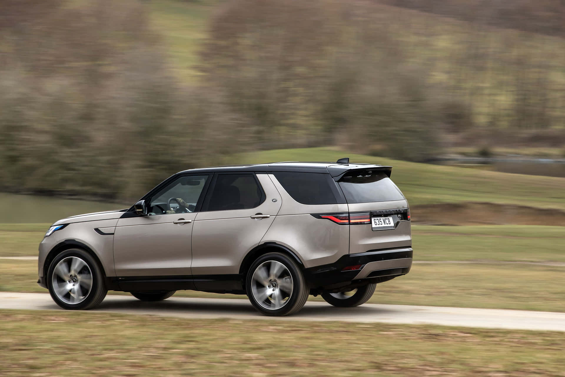 Download Experience freedom with the exceptional Land Rover Discovery ...