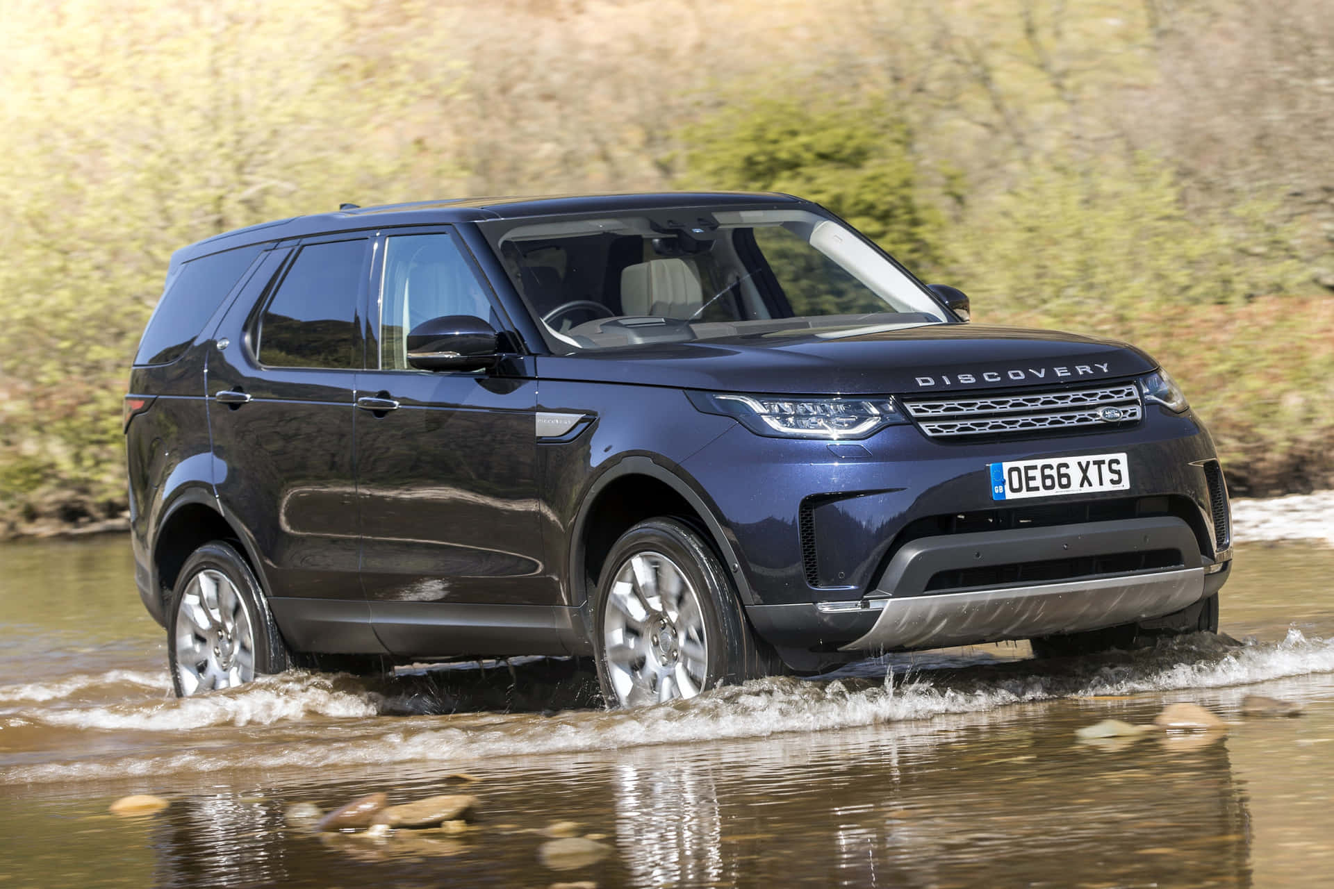 Land Rover Discovery Off-Road Adventure Wallpaper