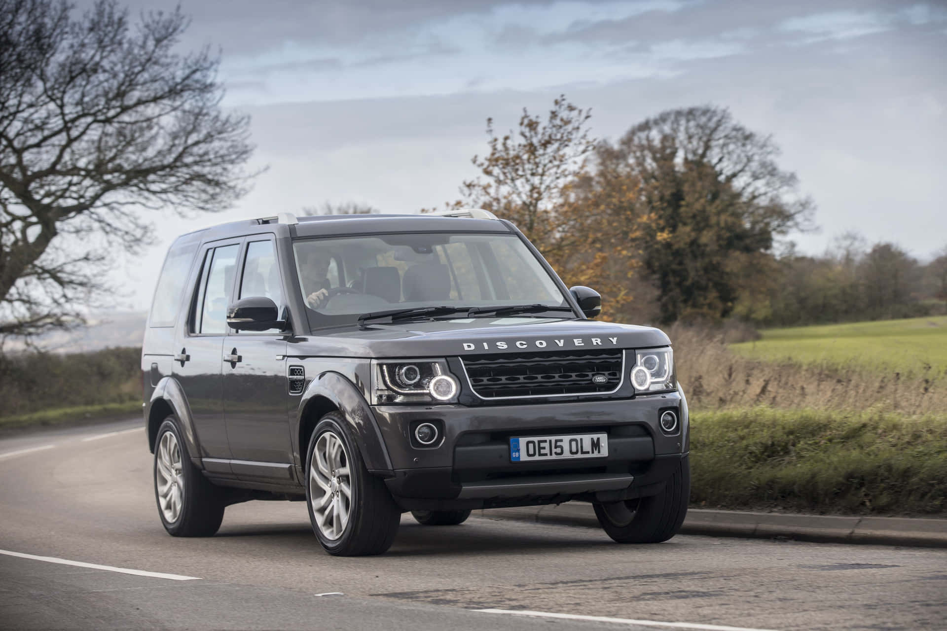 Land Rover Discovery conquering the outdoors Wallpaper