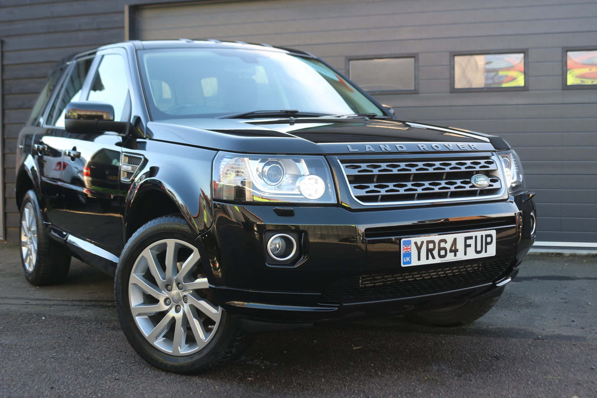 Un Élégant Land Rover Freelander Sur Une Route De Montagne Pittoresque Fond d'écran