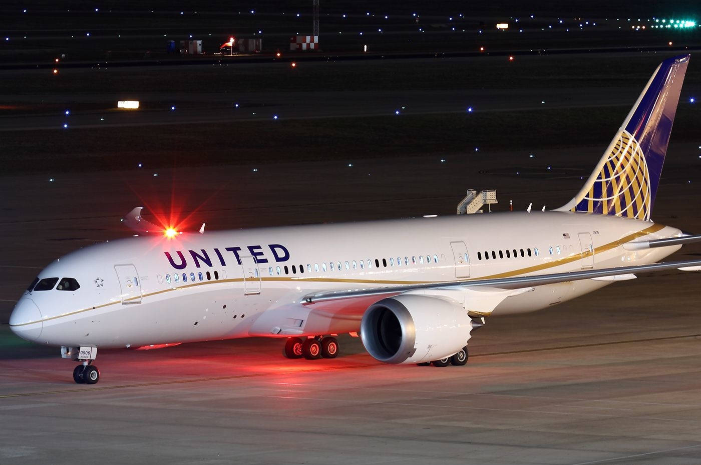 Sceneriet af et nedstyrtet United Airlines-fly mod en blå himmel Wallpaper