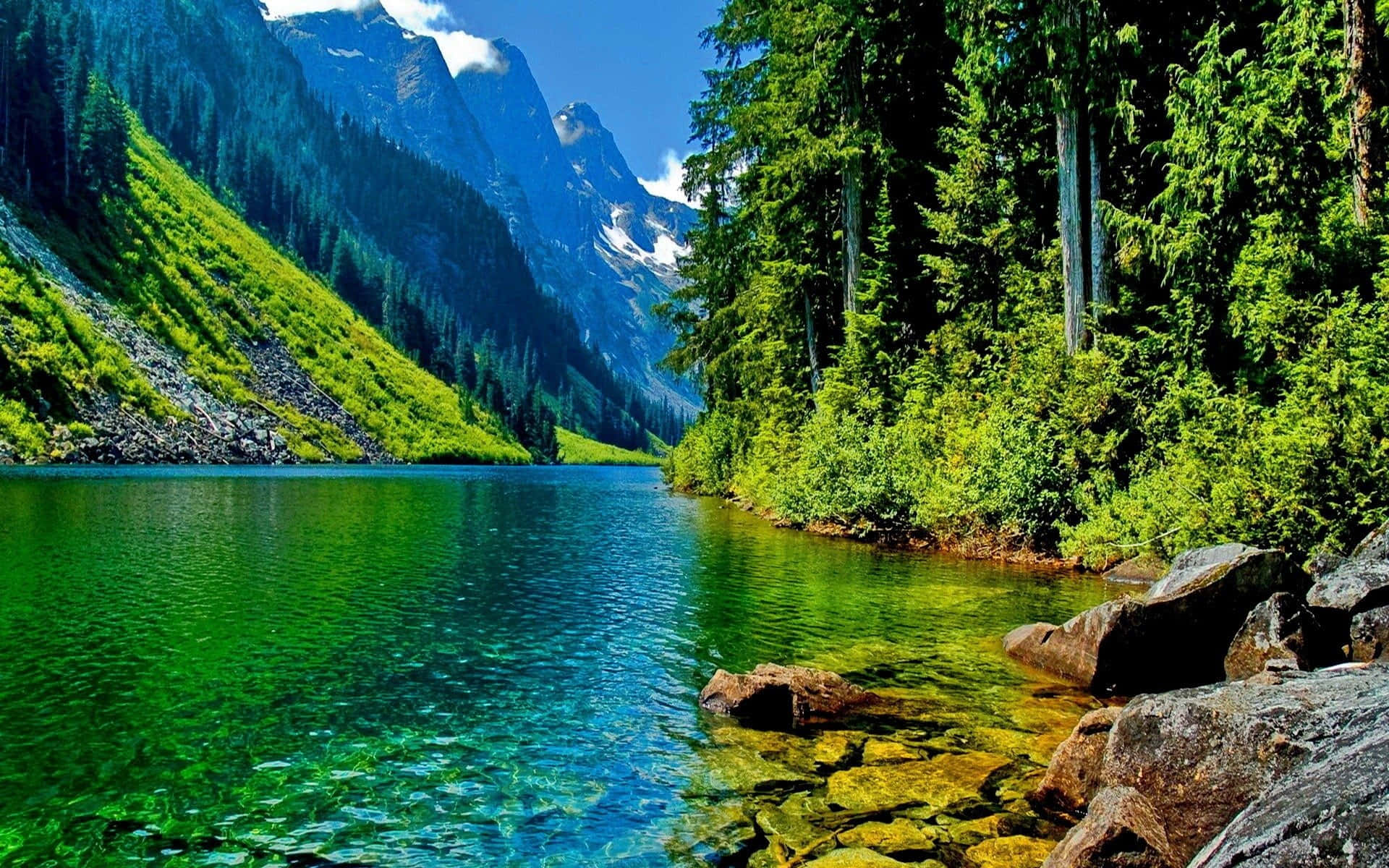 Paisagemidílica Com Um Lago Azul E Montanhas Ao Fundo