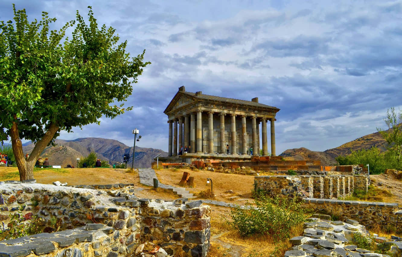 Landskab Foto Of Garni Temple i Armenien Wallpaper