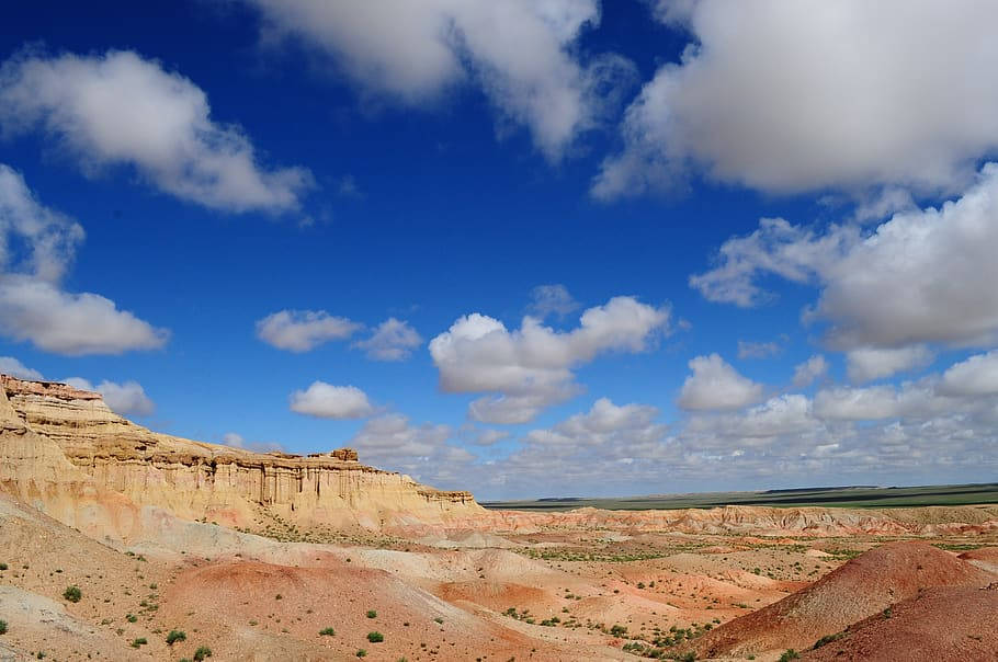 Paisajescon Nubes De Mongolia. Fondo de pantalla