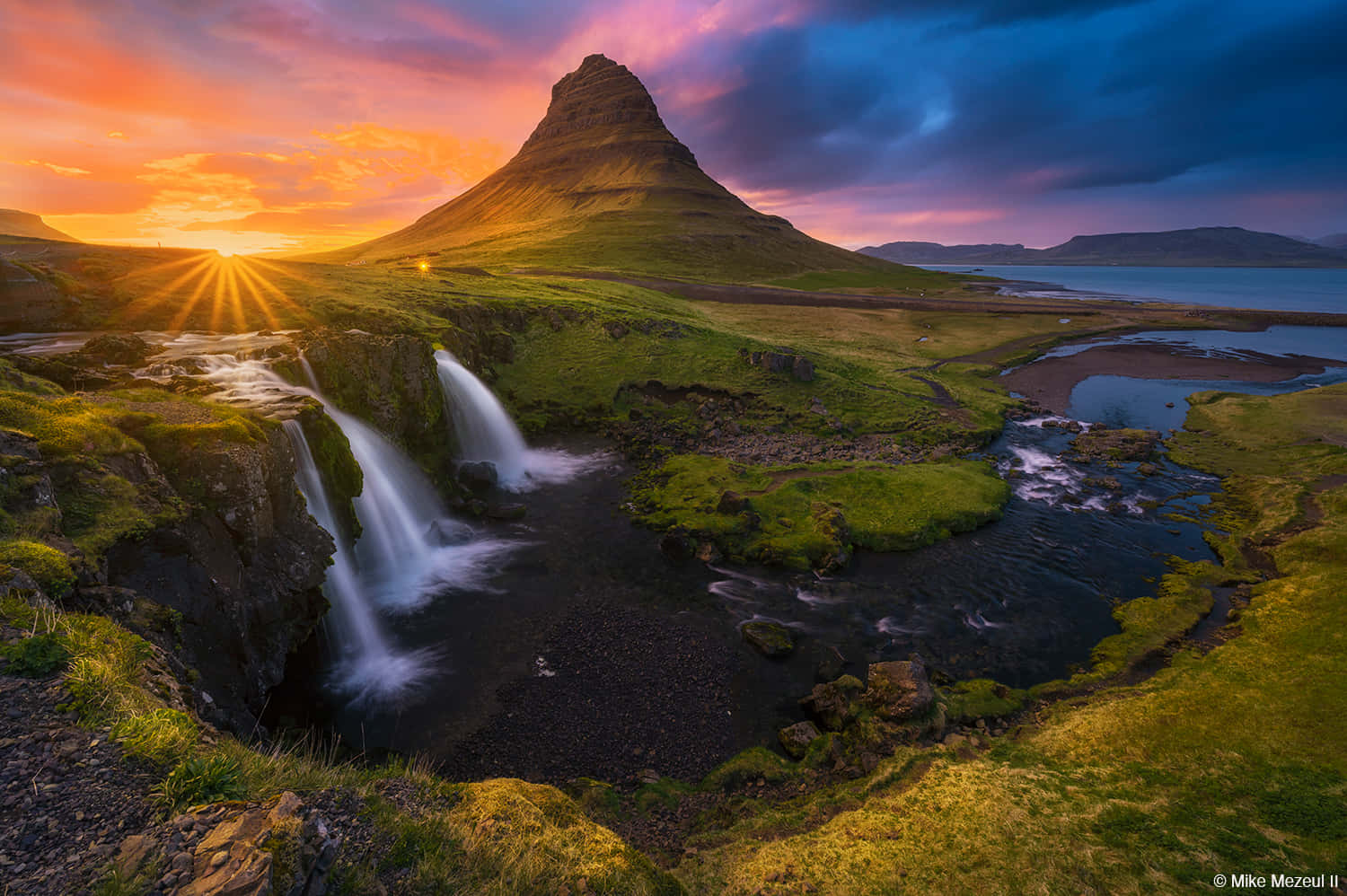 Etvandfald Og Et Bjerg Ved Solnedgang I Island.