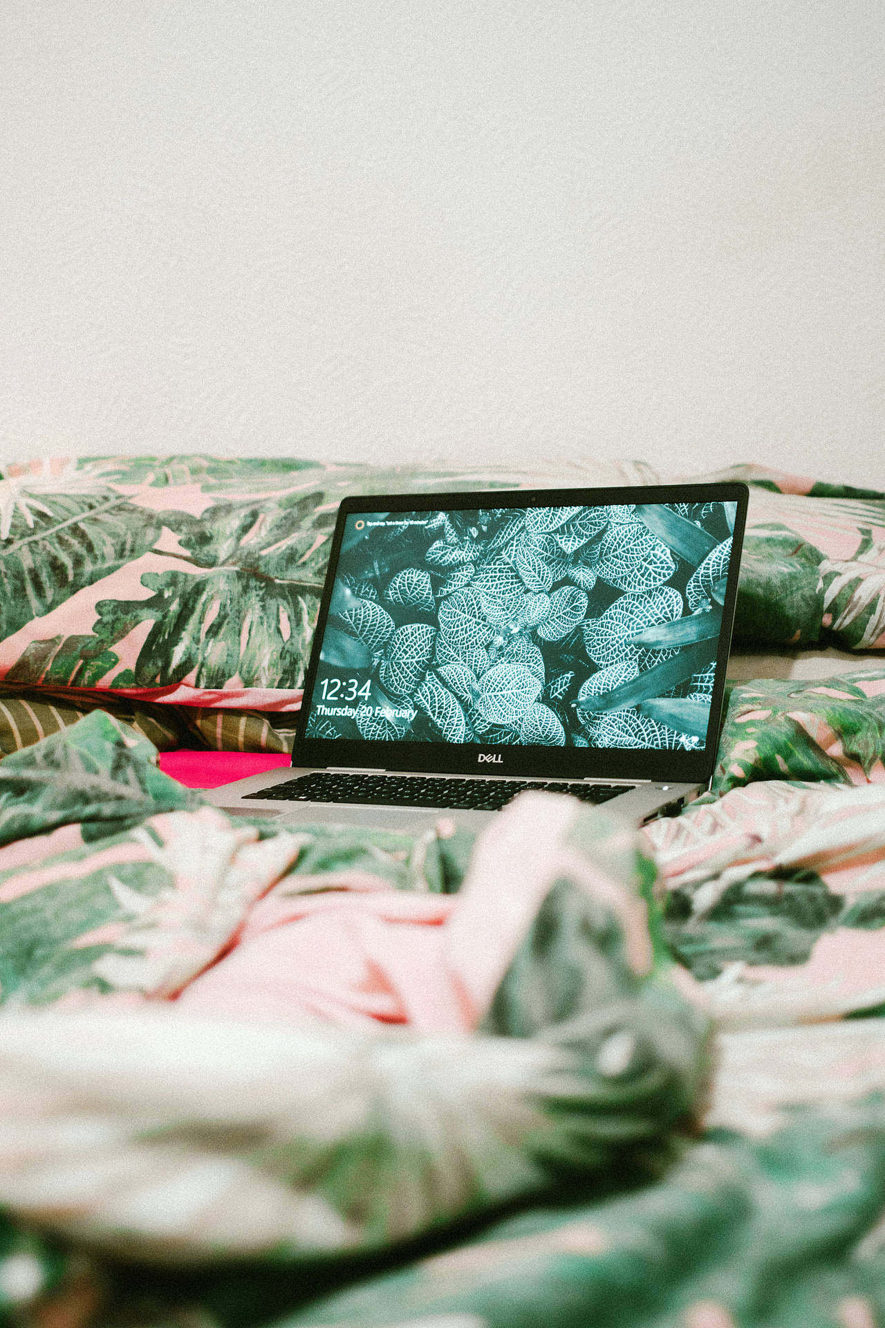 Laptoppå Sängen Med Bladig Design Wallpaper