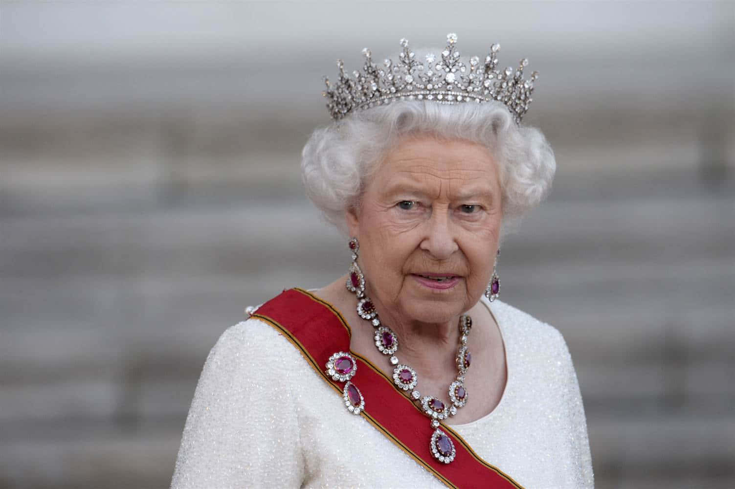 Laregina Elizabeth Ii In Abiti Vibranti Durante Un Evento Ufficiale