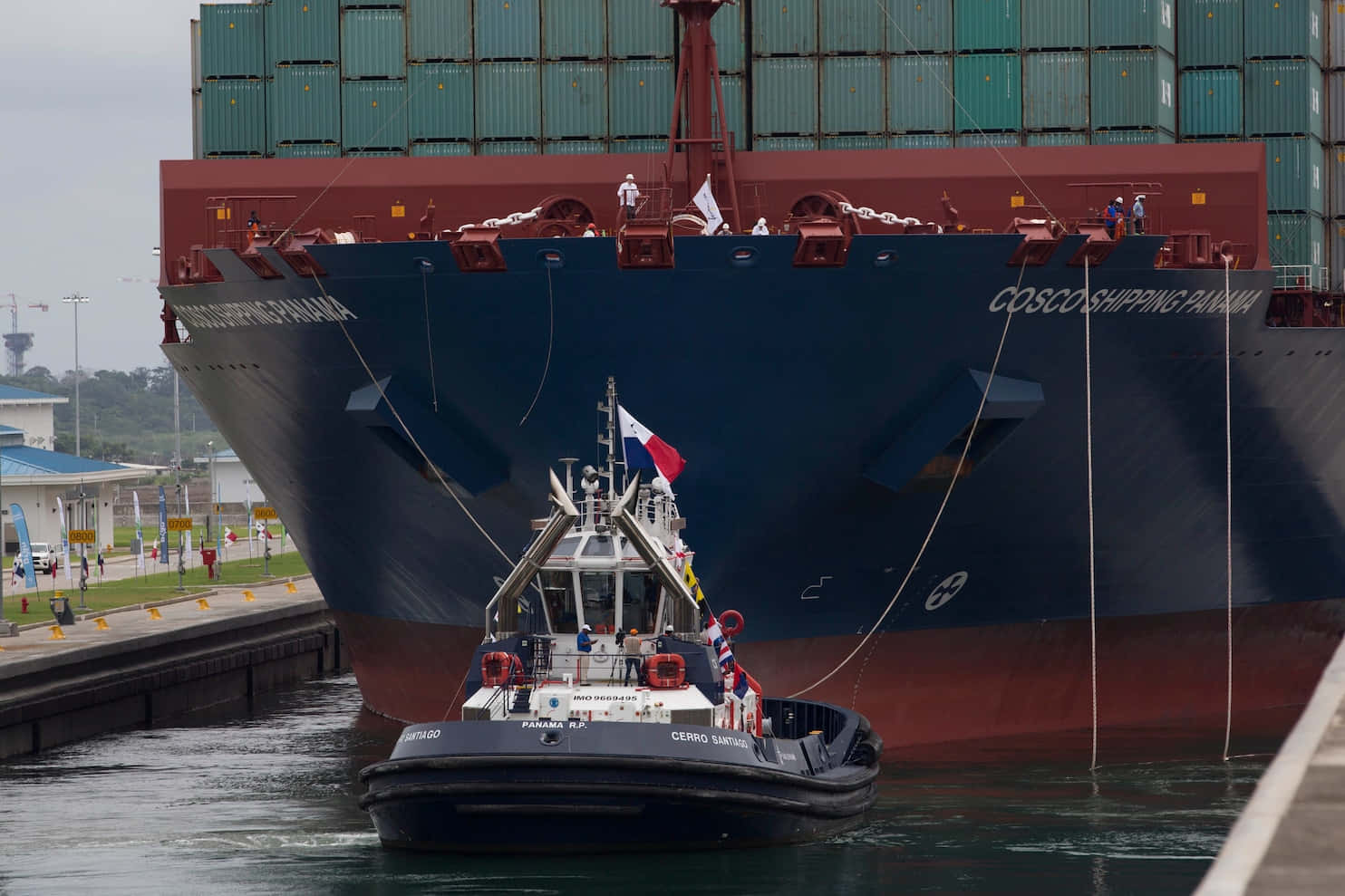 Großesschwarzes Containerschiff Auf Dem Weg Zum Panamakanal Wallpaper