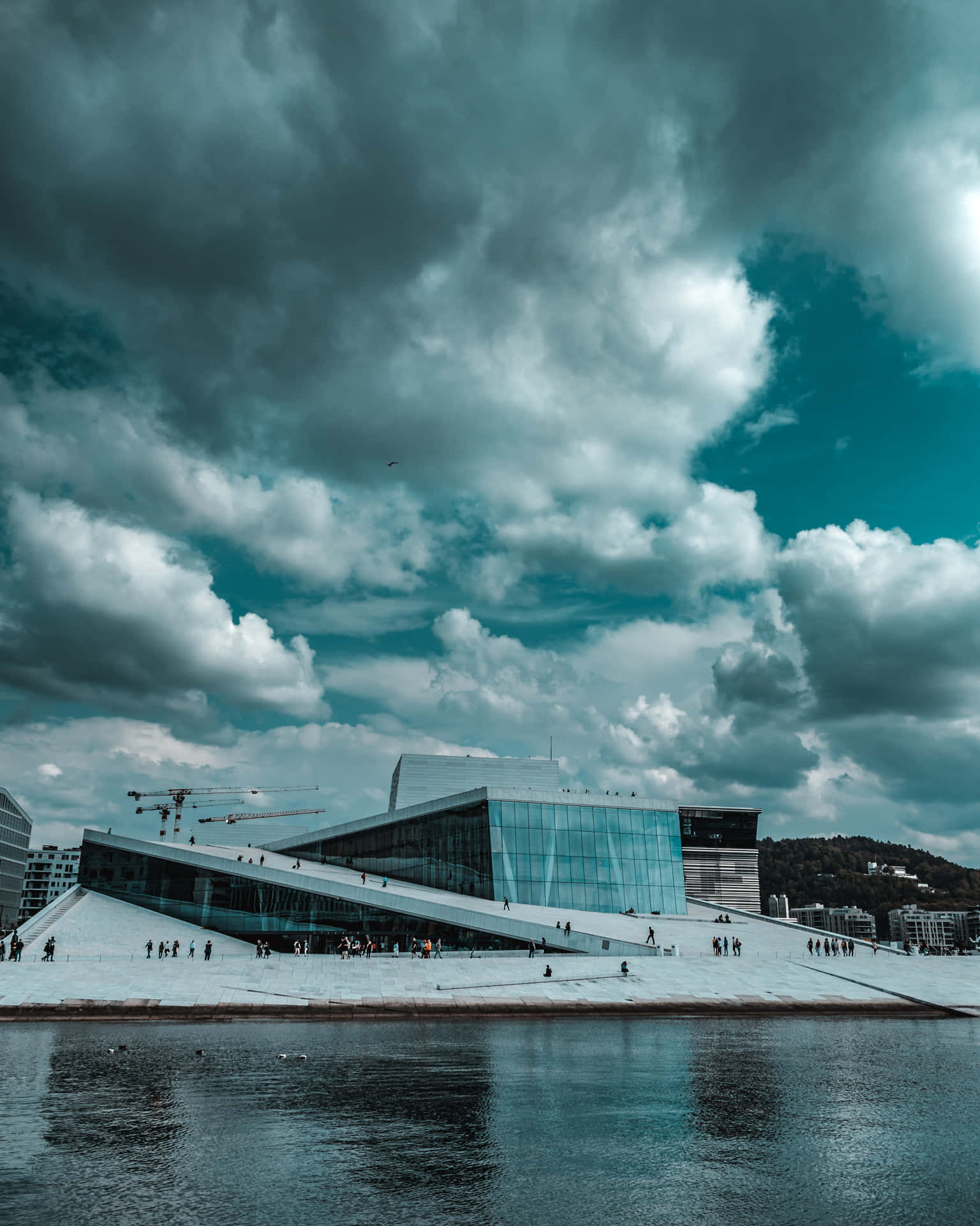 Grandesnuvens Acima Da Casa De Ópera De Oslo. Papel de Parede