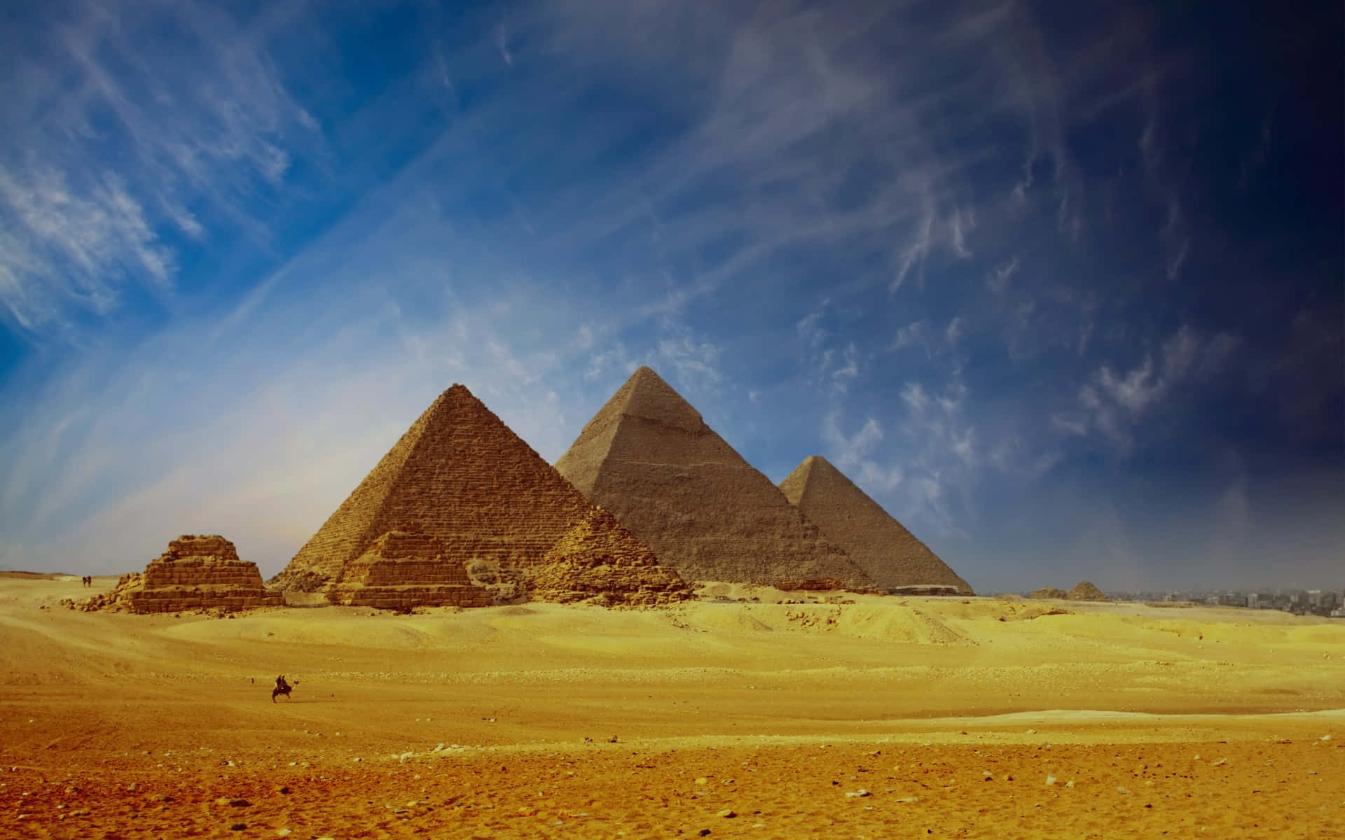 Majestic View of the Giza Pyramids Wallpaper