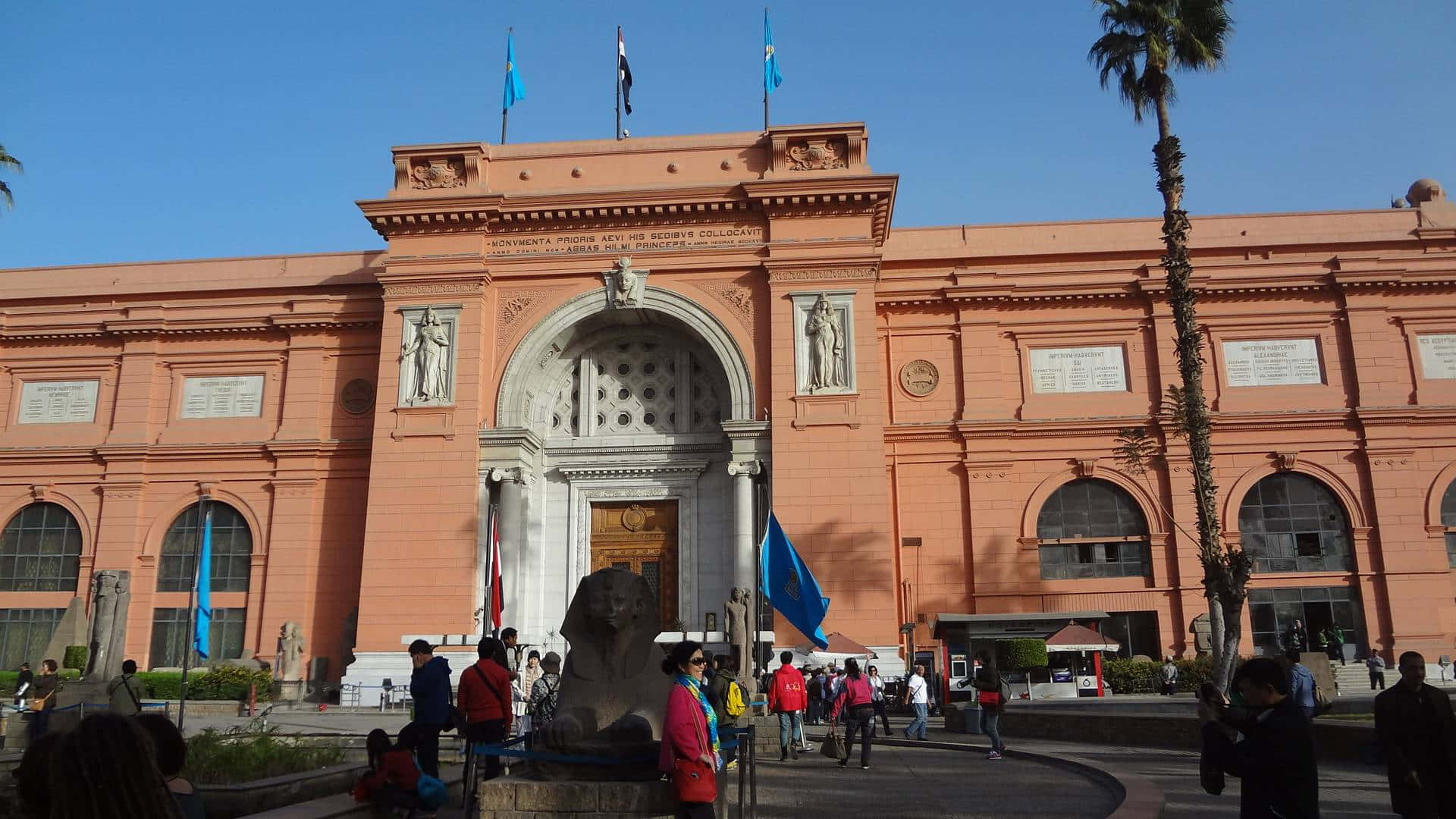 Large Crowd On Egyptian Museum Wallpaper