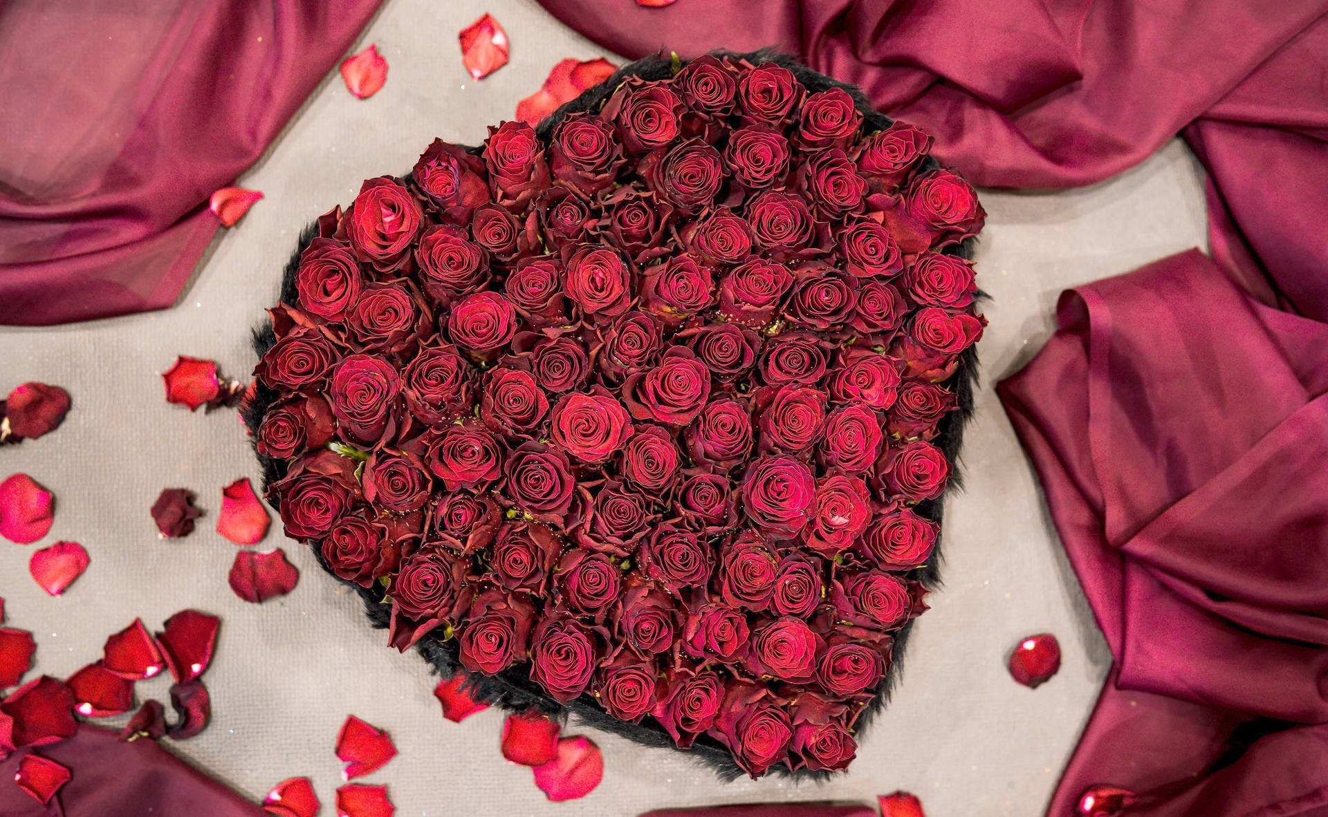 Large Heart-Shaped Romantic Rose Wallpaper