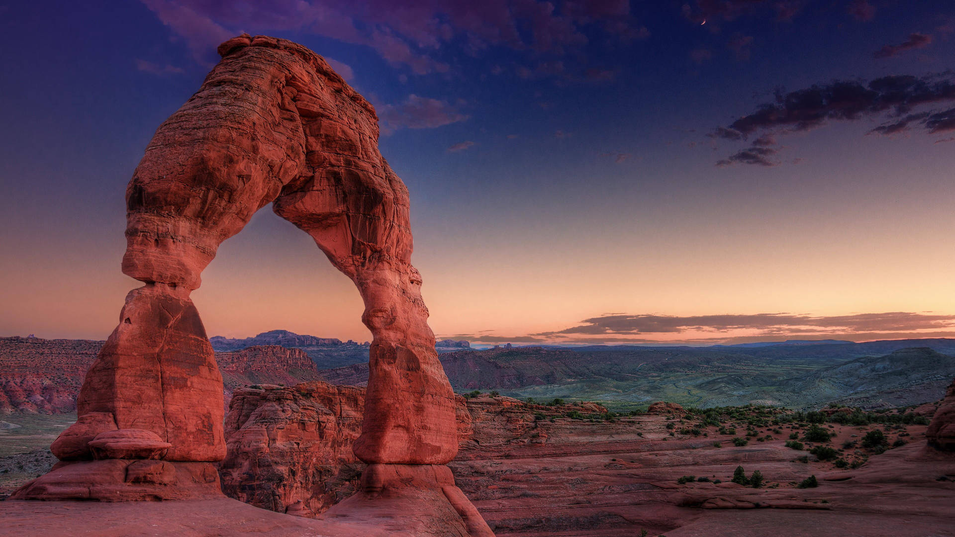 Large Rock Arch In Canyonlands National Park Wallpaper
