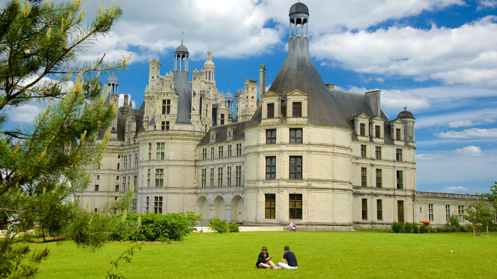 Elcastillo Más Grande Del Valle Del Loira Es El Château De Chambord. Fondo de pantalla