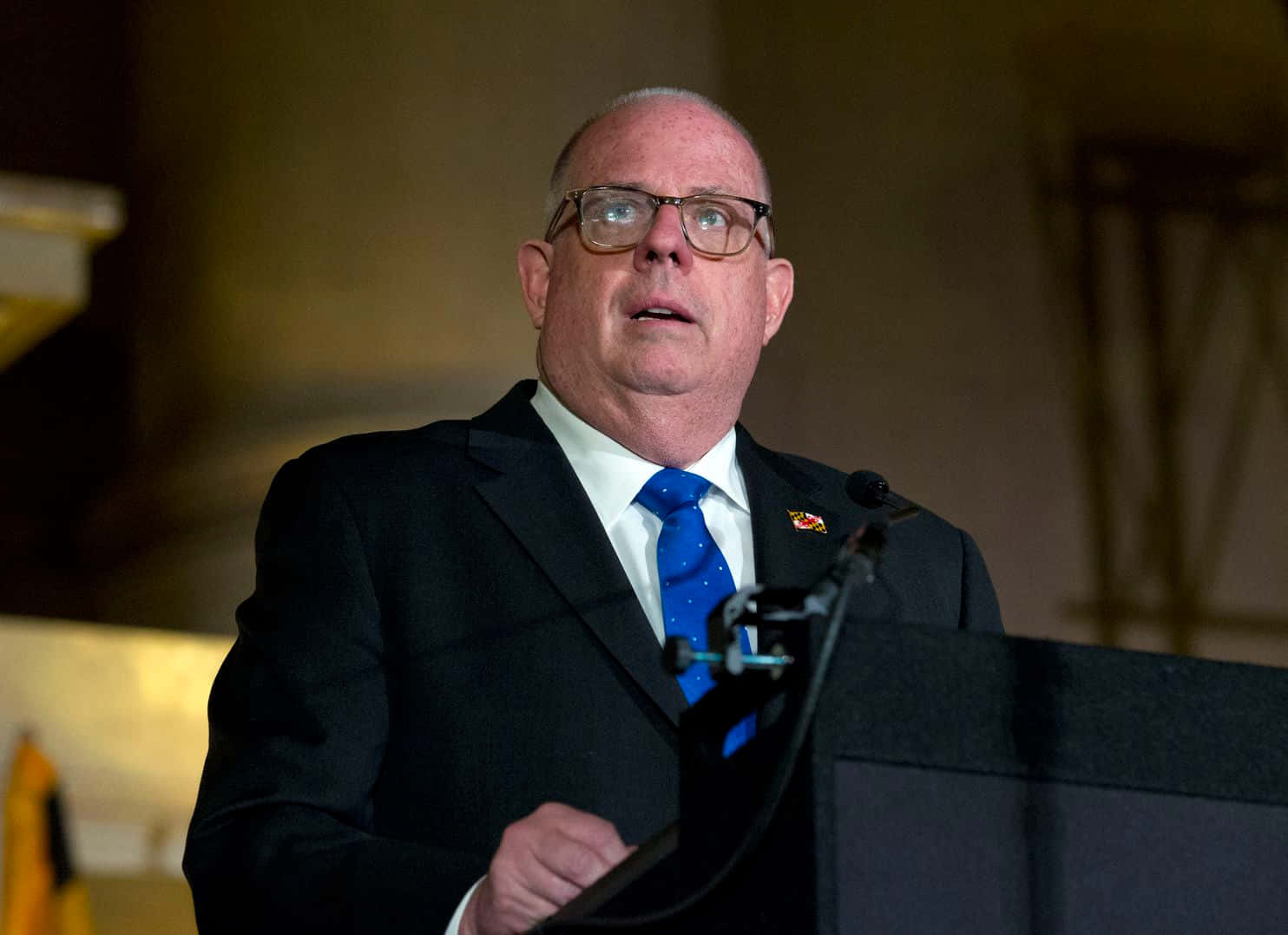 Larry Hogan Parlant Au Podium Fond d'écran