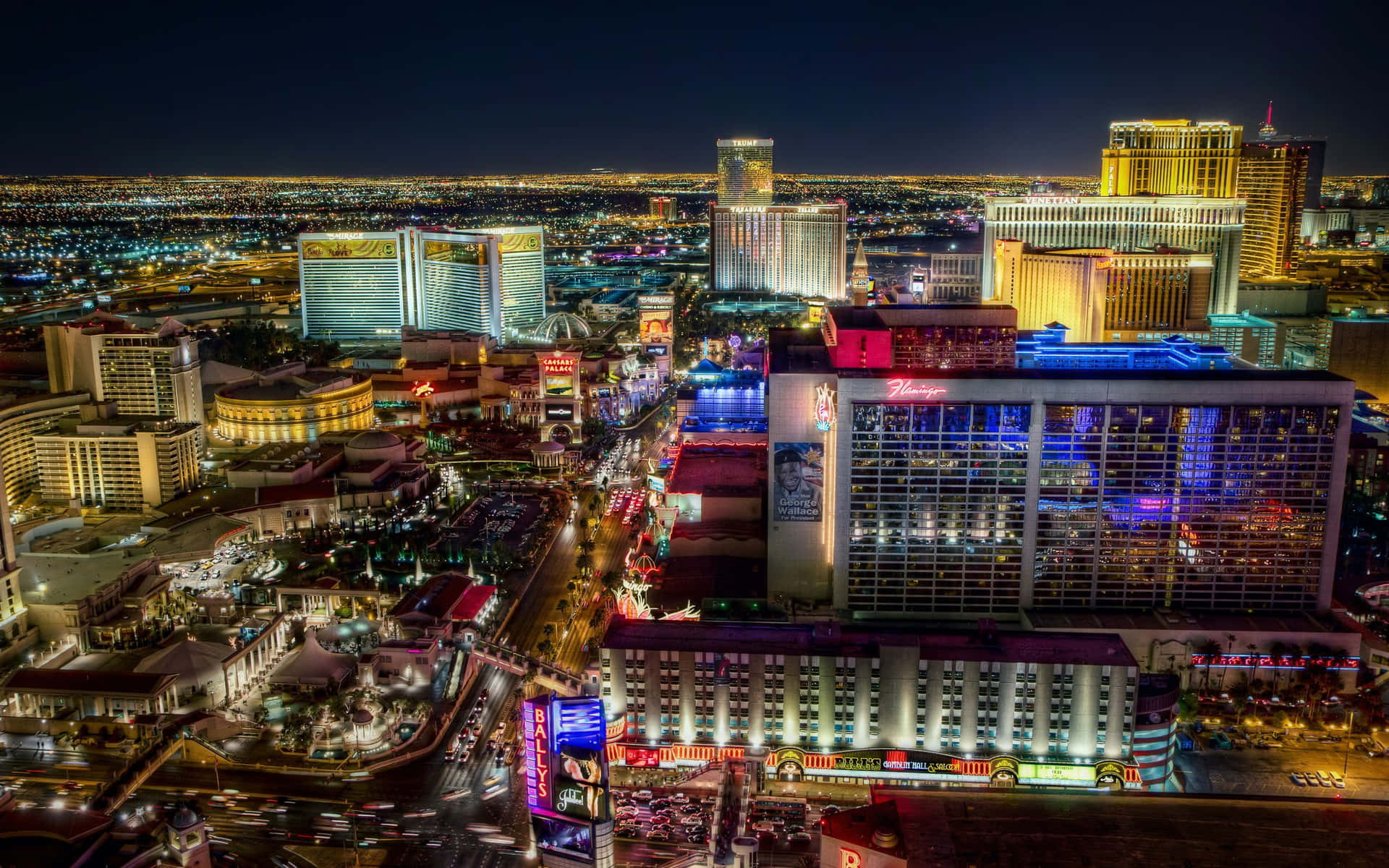 Farverige lys fra Las Vegas Strip oplyser dit skrivebord. Wallpaper