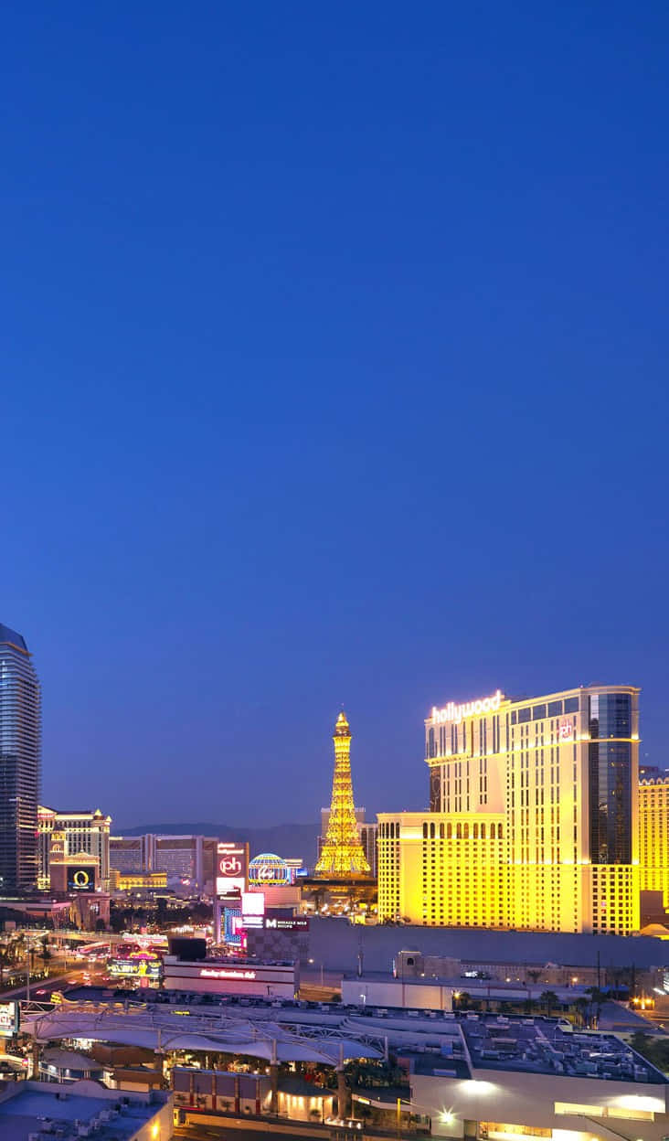 Einsmartphone Vor Der Atemberaubenden Skyline Von Las Vegas. Wallpaper