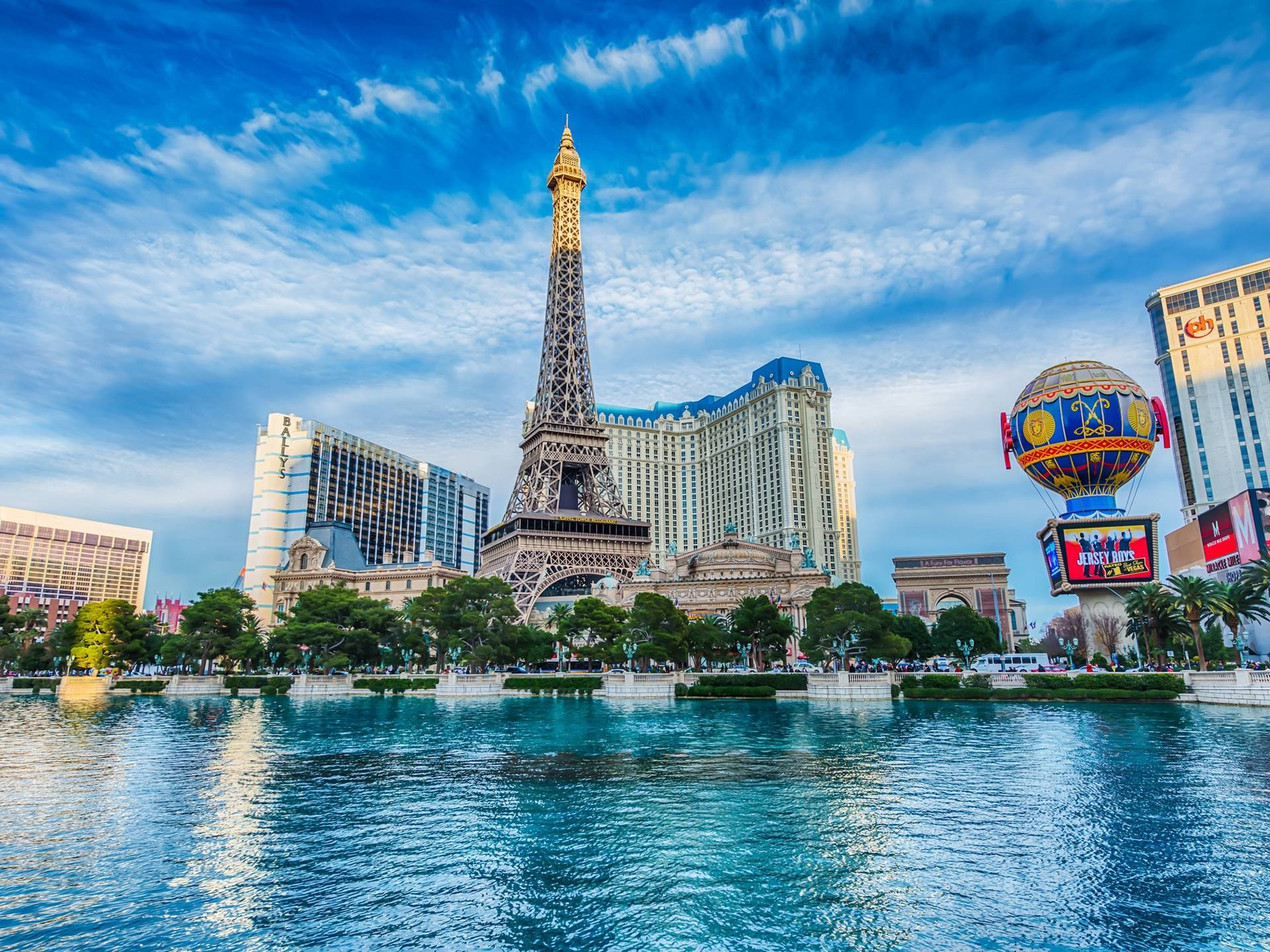 Lastrip Di Las Vegas Con La Replica Della Torre Eiffel Sfondo