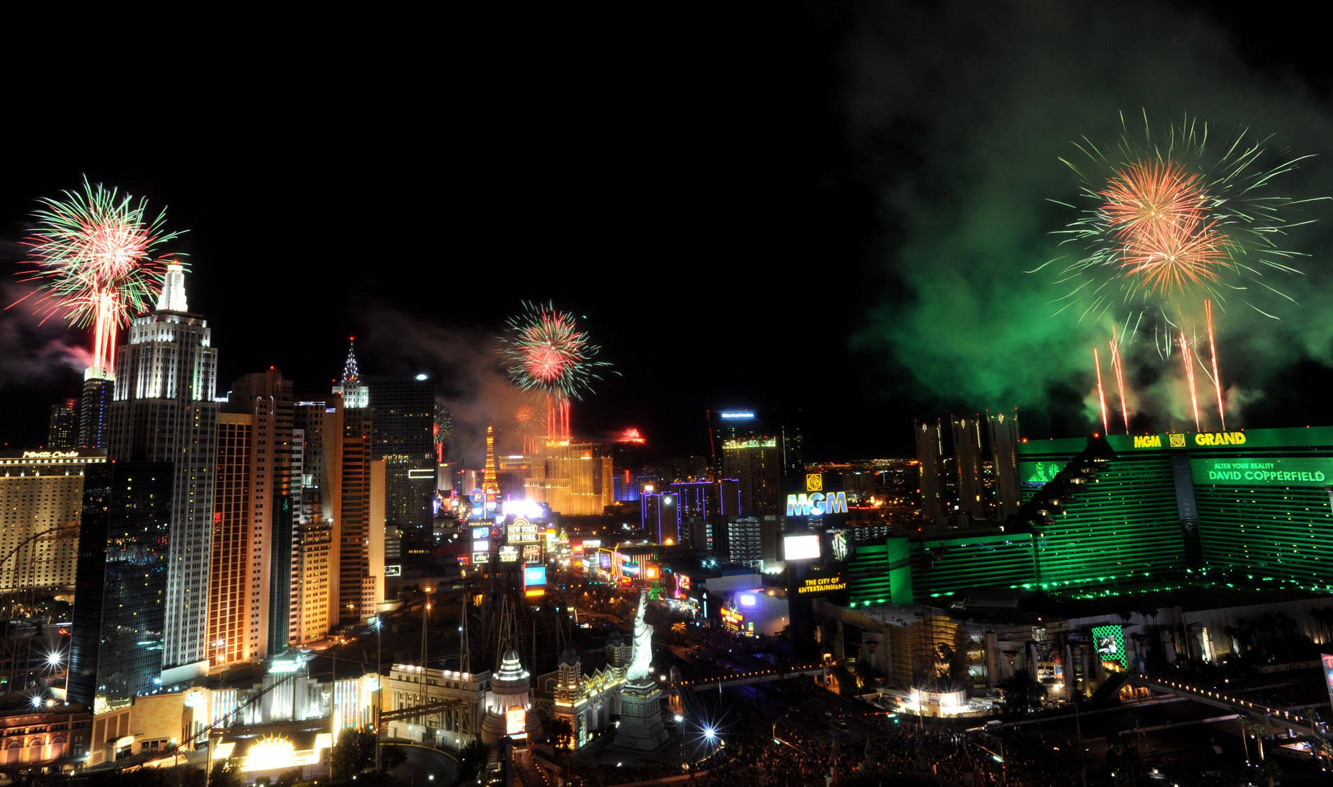 Spettacolodi Fuochi D'artificio Sulla Las Vegas Strip Sfondo