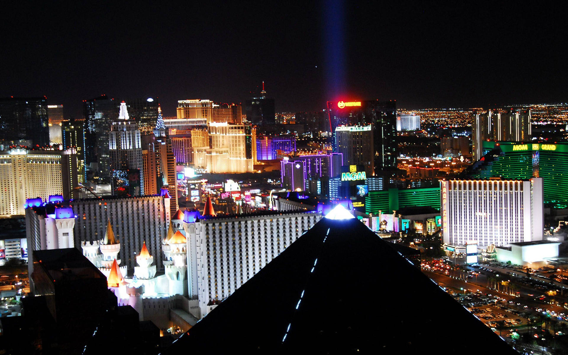 Las Vegas Strip Luxor Hotel Night Wallpaper