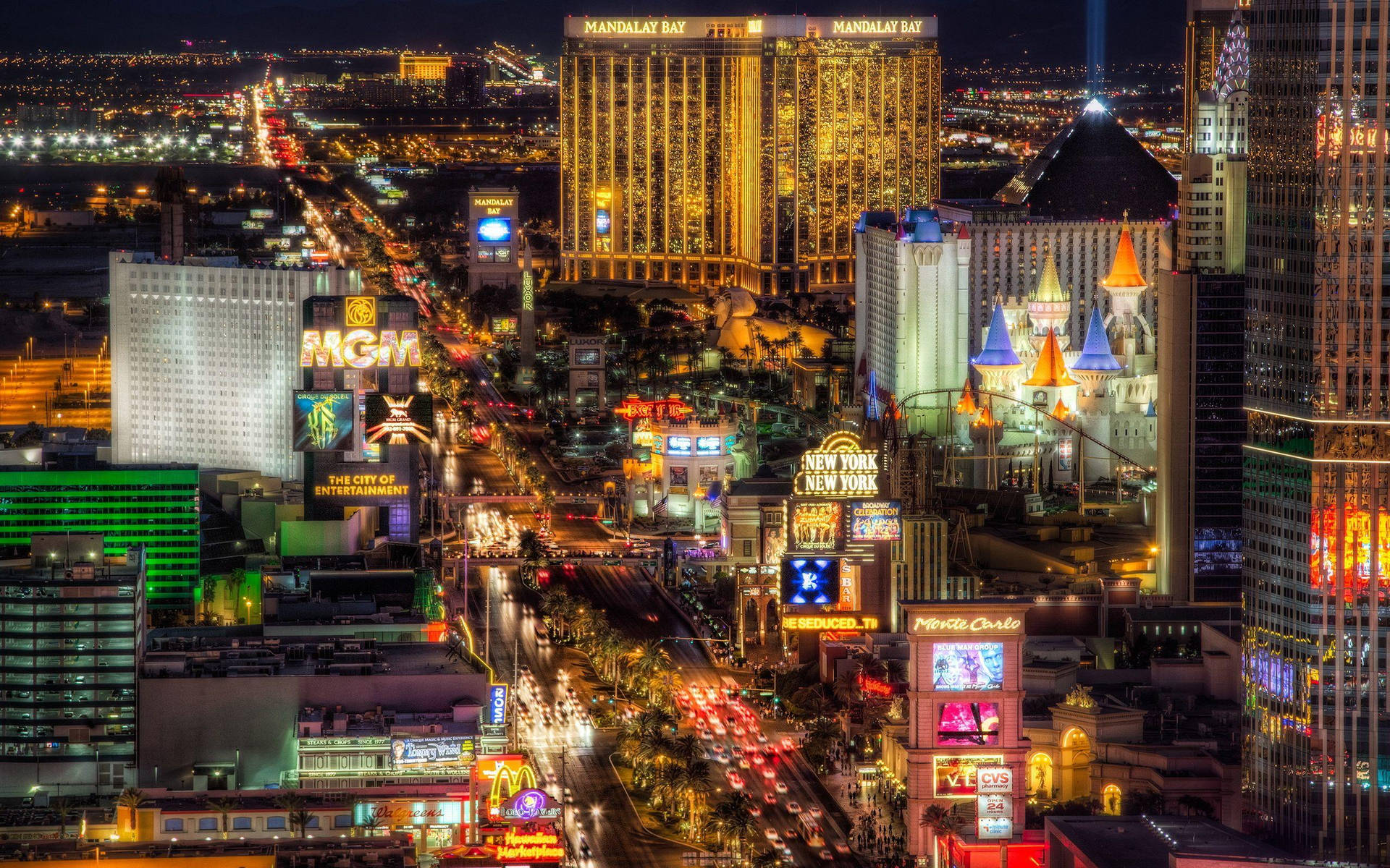Bulevarde Tráfico Del Strip De Las Vegas Por La Noche. Fondo de pantalla