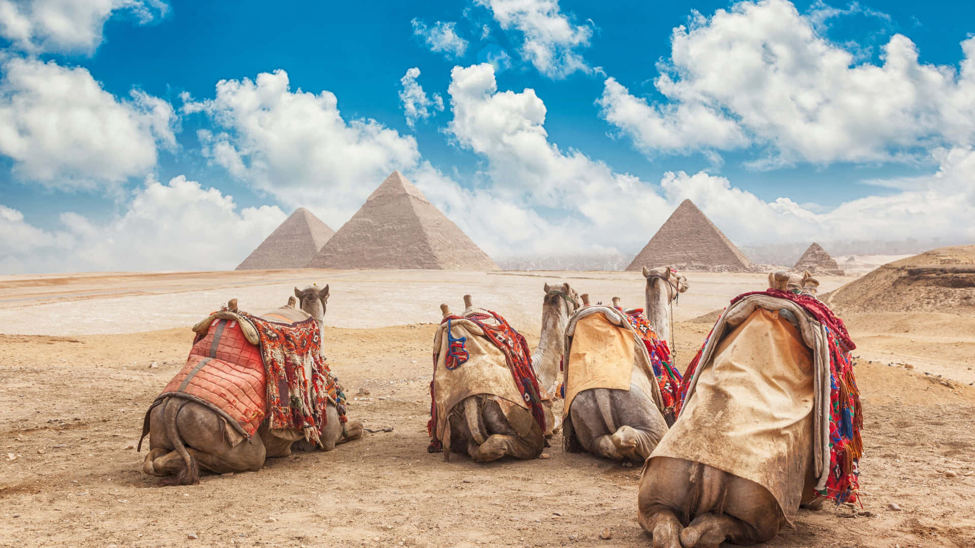 Lasmajestuosas Pirámides De Giza Y La Esfinge Bajo Un Vibrante Cielo.