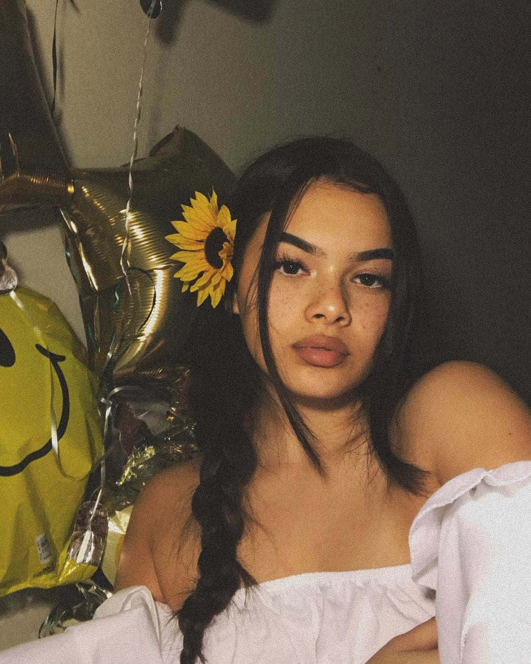 Latina Sunflower Aesthetic Wallpaper