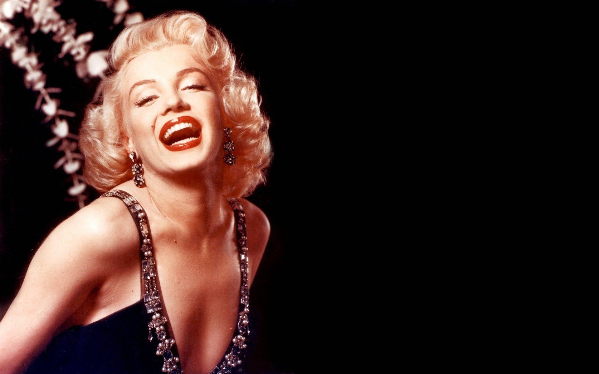 Laughing Marilyn Monroe Black Desktop Wallpaper