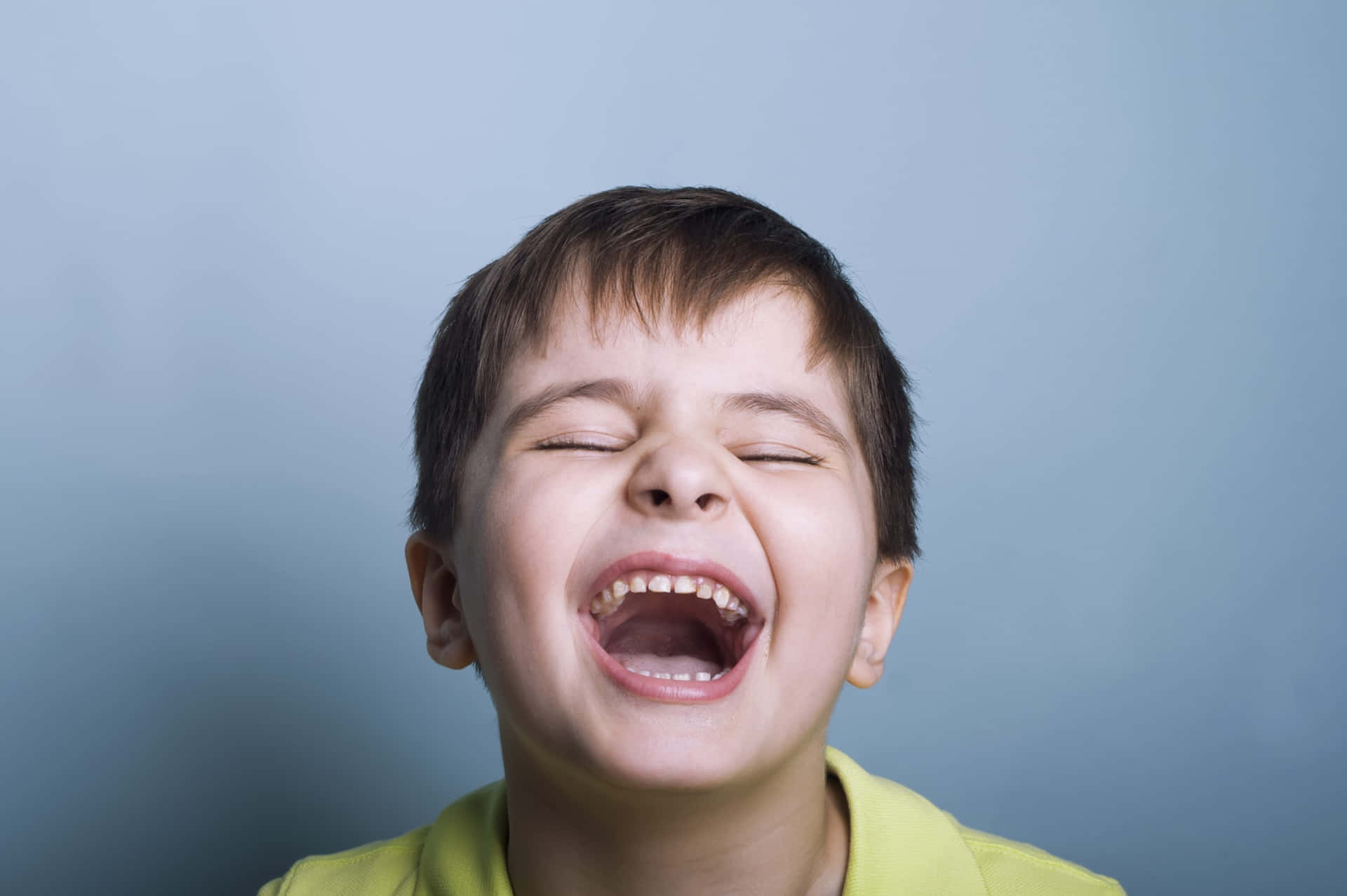 Enung Pojke Skrattar Med Öppen Mun