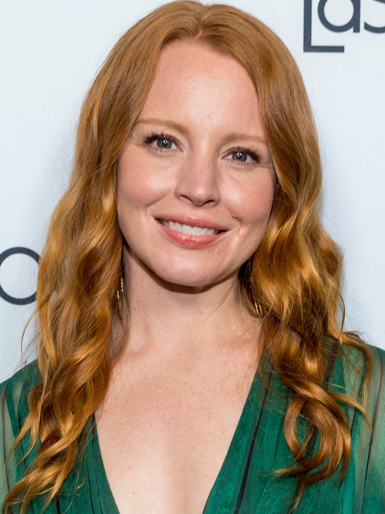 Lauren Ambrose At The Premiere Of "The Last Tycoon" Wallpaper