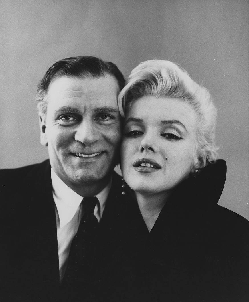 Laurenceolivier Con Marilyn Monroe Sfondo