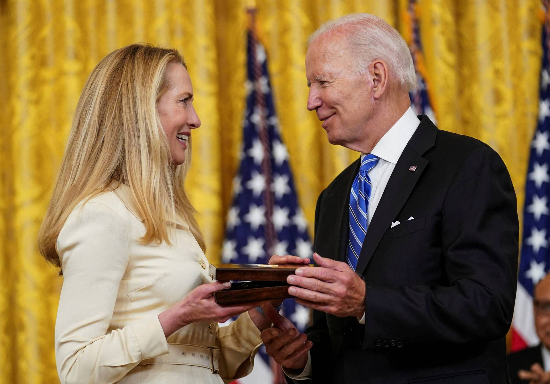 Laurenepowell Jobs Och Joe Biden (could Be A Wallpaper Design With Their Pictures Or Names) Wallpaper