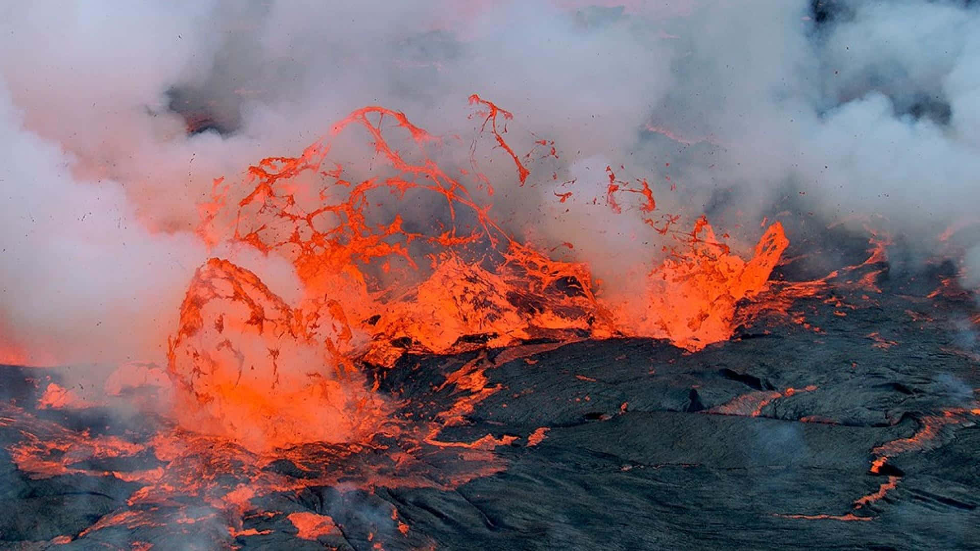 Floderav Röd Lava Lyser Upp Hawaiis Vulkaniska Landskap.