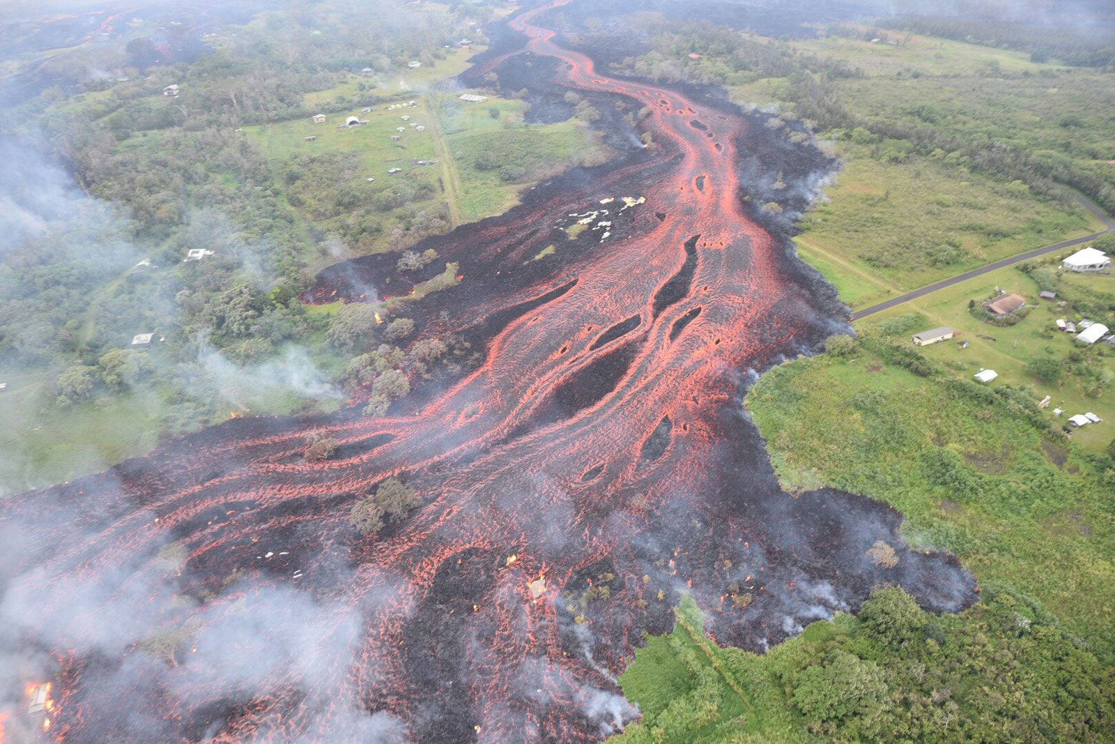 Lava der flyder over landskab Kilauea Volcano Tapet Wallpaper