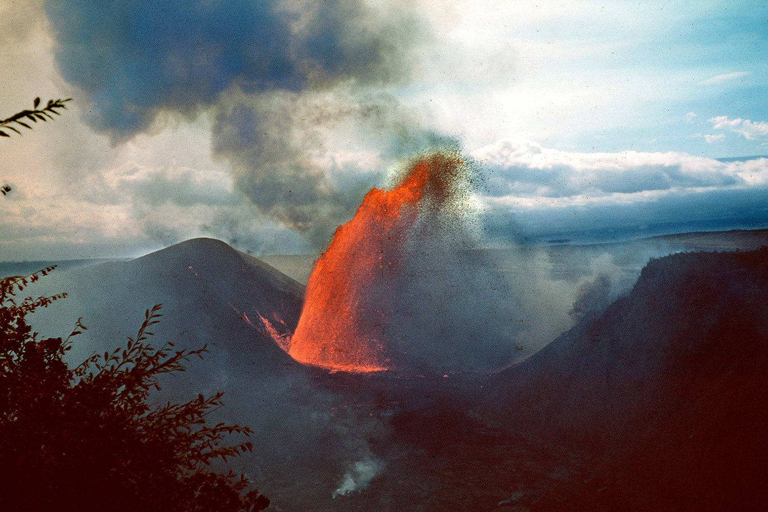 Fontanadi Lava Del Vulcano Kilauea Sfondo