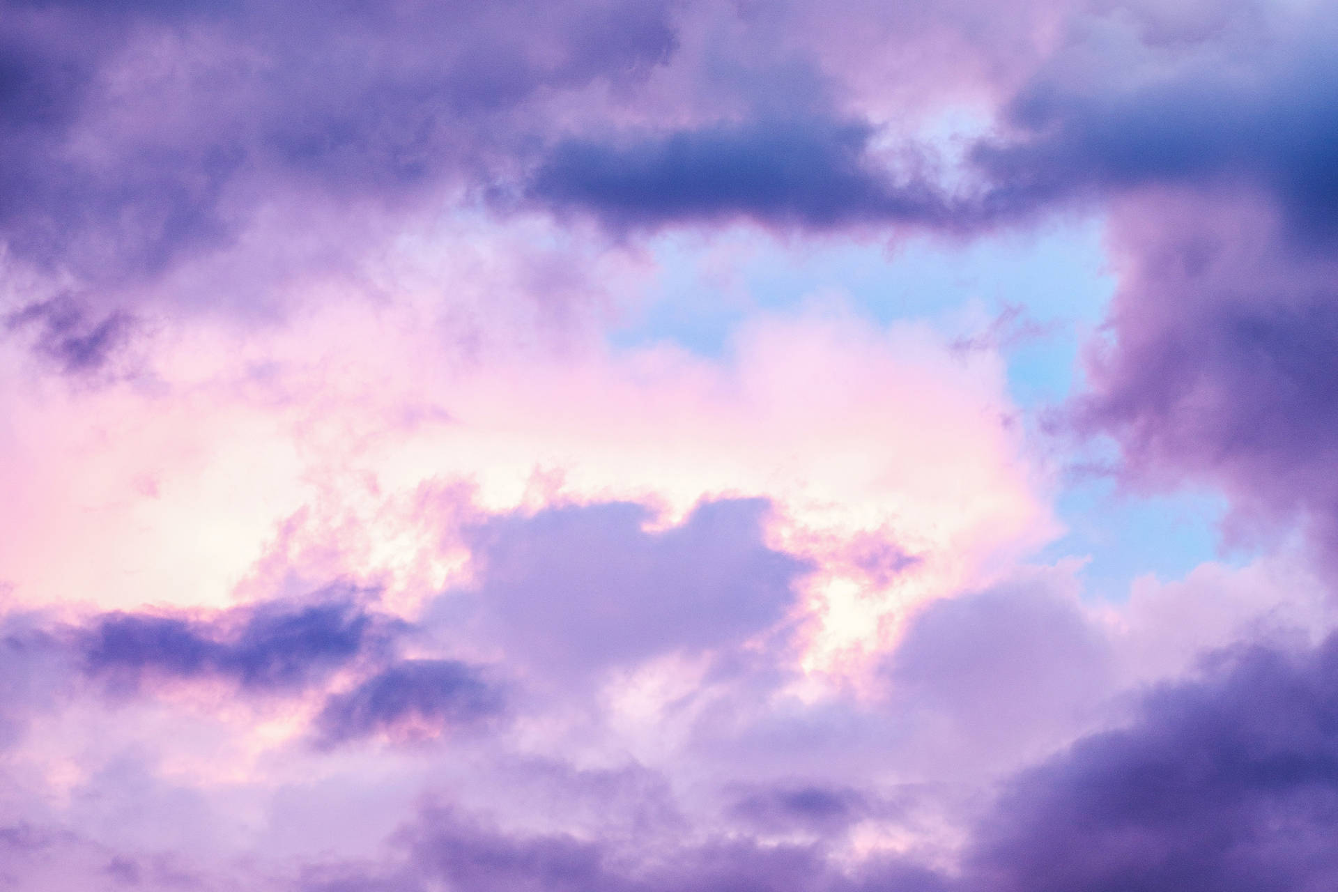 Lavendelwolken Himmel Hintergrund Wallpaper