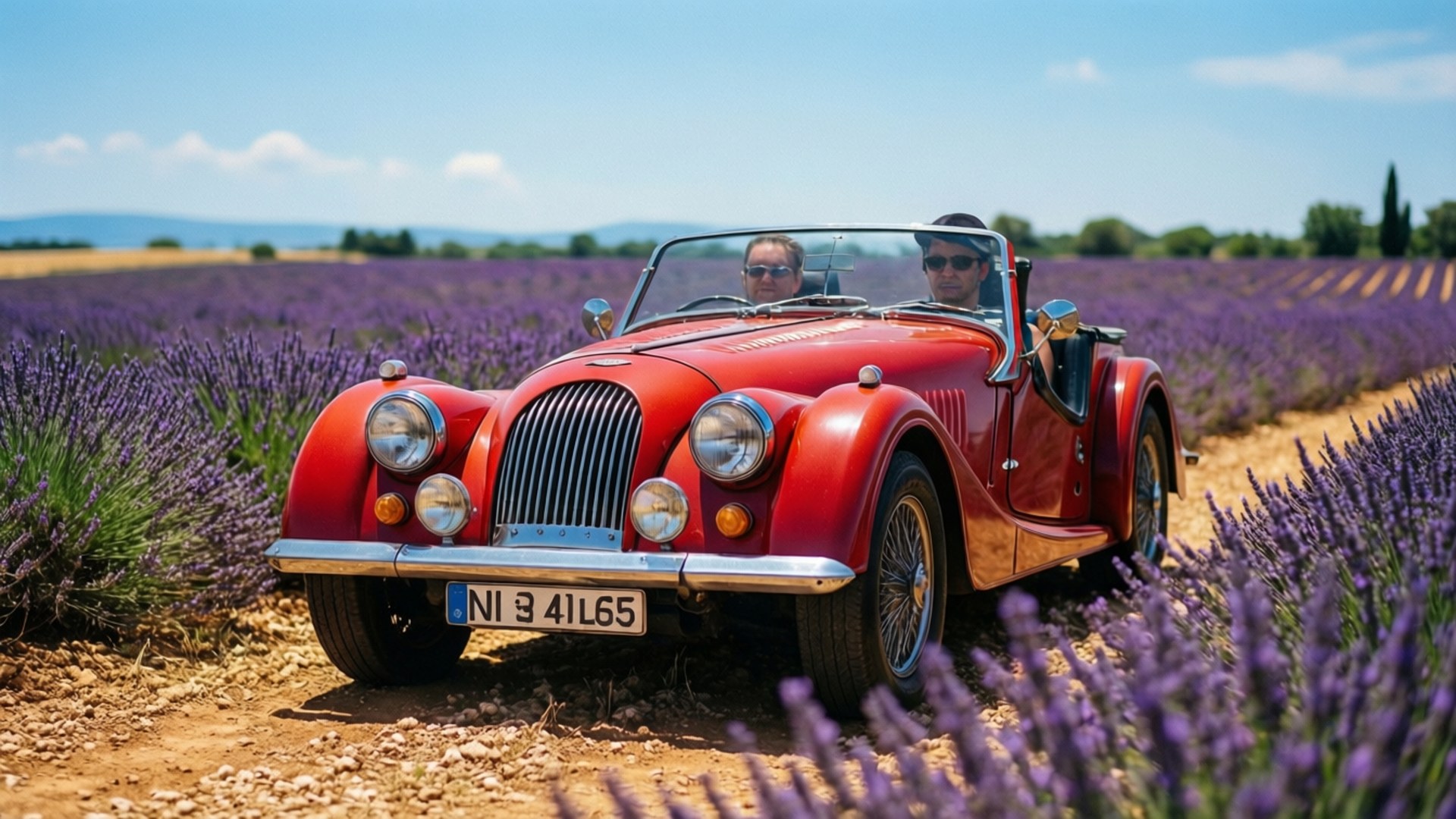 Morgan Plus Four merah di ladang lavender, musim panas Provence.