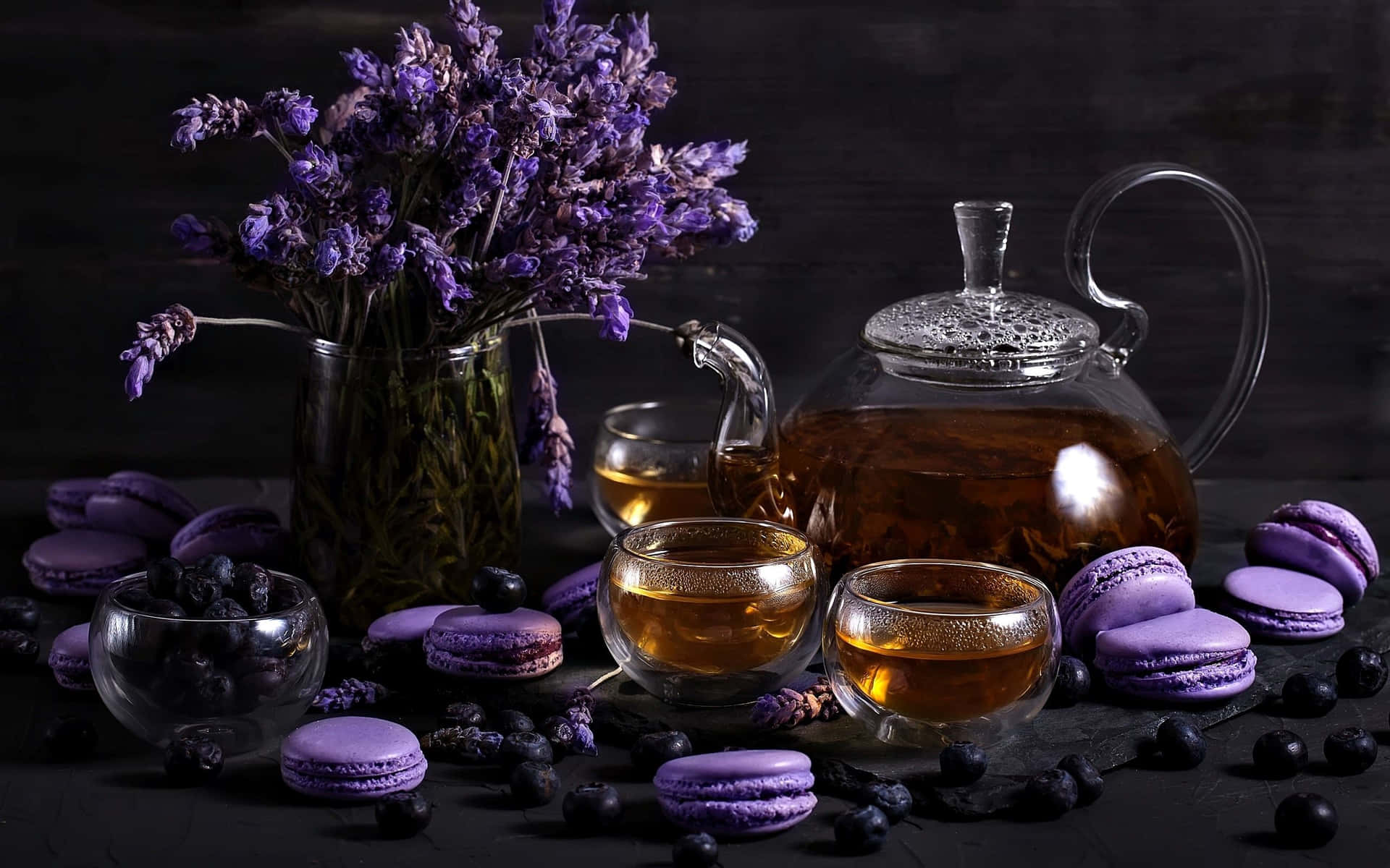 Lavendellilafarbener Tee Mit Macarons Wallpaper