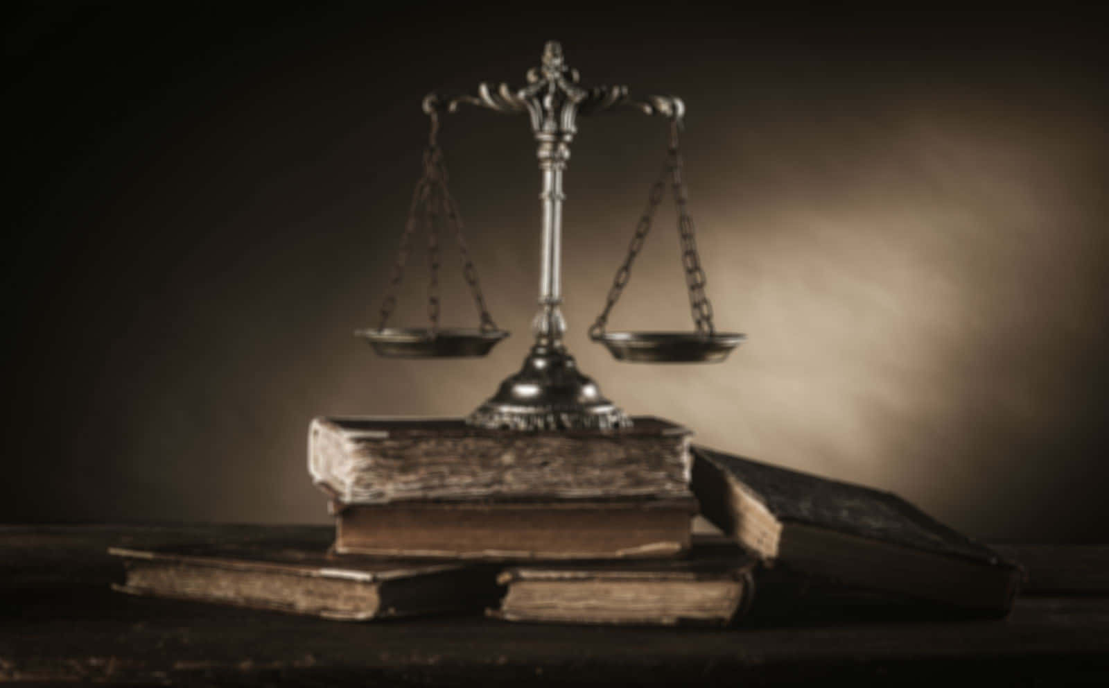 Enerfaren Advokat Som Hanterar Komplexa Juridiska Ärenden