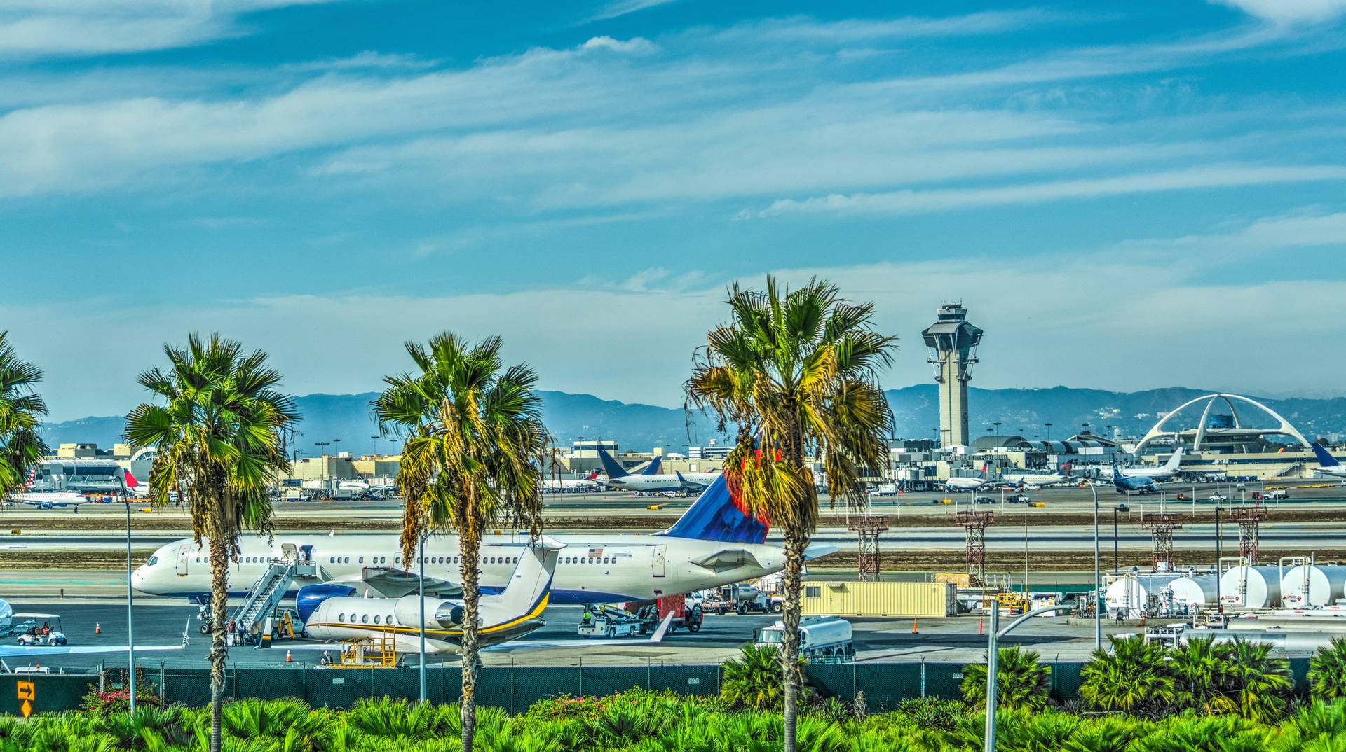 Unavión Estacionado En La Terminal Internacional Tom Bradley Del Aeropuerto Internacional De Los Ángeles (lax). Fondo de pantalla